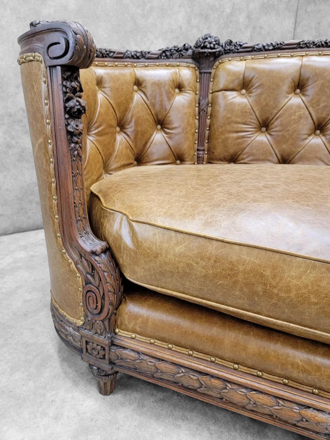 Antique canapé de style Régence française en acajou sculpté et incurvé retapissé en cuir en vente 2