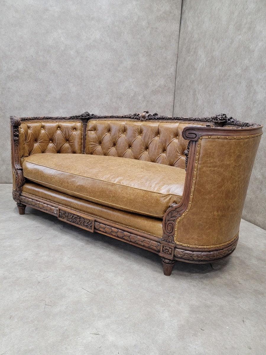 Antique canapé de style Régence française en acajou sculpté et incurvé retapissé en cuir en vente 3
