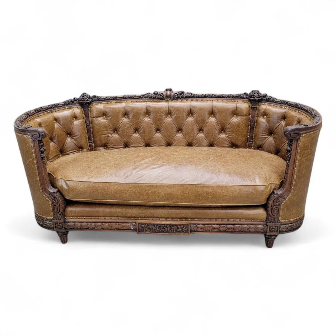 Canapé ancien de style Régence française en acajou avec accoudoirs sculptés, dossier incurvé et dossier à coussins nouvellement recouvert de cuir italien vieilli Honey Whiskey.

