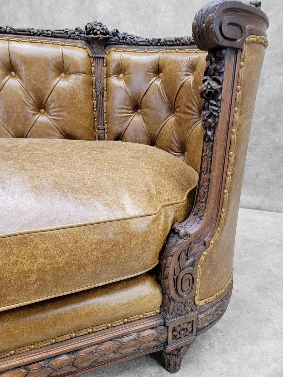 Néo-Régence Antique canapé de style Régence française en acajou sculpté et incurvé retapissé en cuir en vente