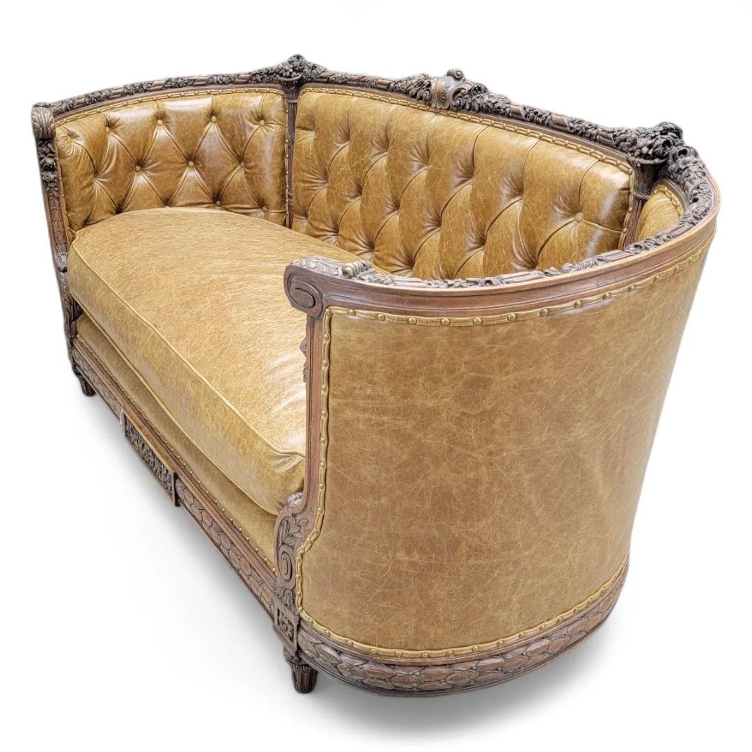 Sculpté Antique canapé de style Régence française en acajou sculpté et incurvé retapissé en cuir en vente