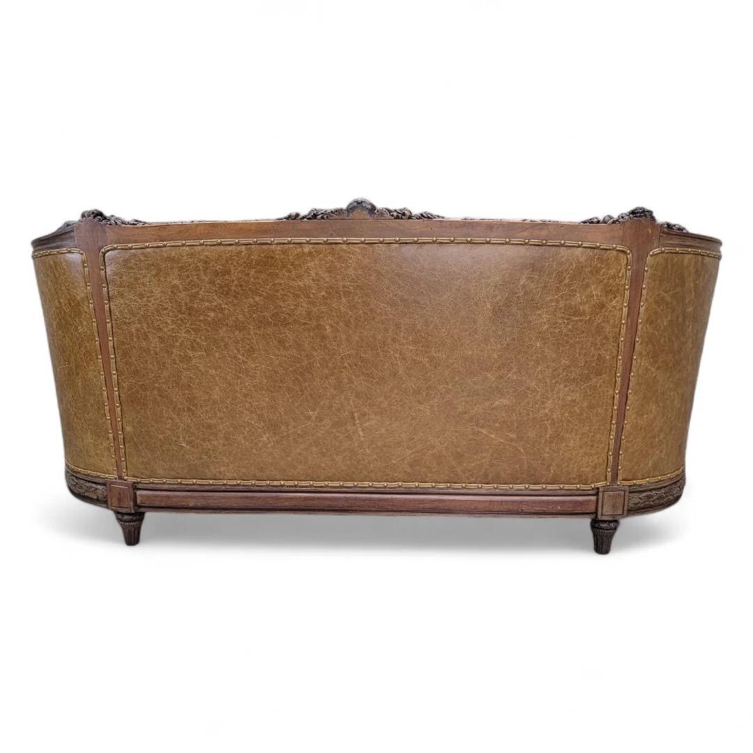 XIXe siècle Antique canapé de style Régence française en acajou sculpté et incurvé retapissé en cuir en vente
