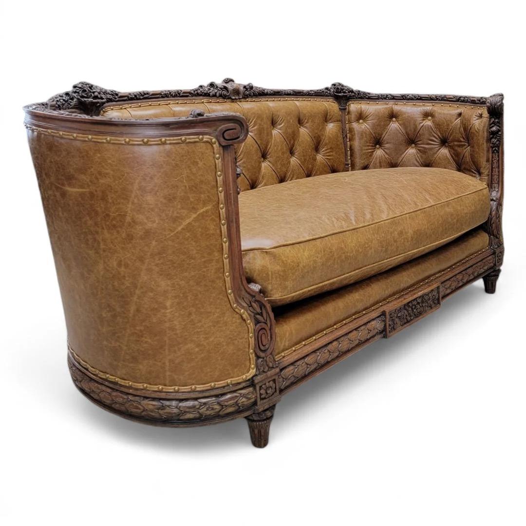 Cuir Antique canapé de style Régence française en acajou sculpté et incurvé retapissé en cuir en vente