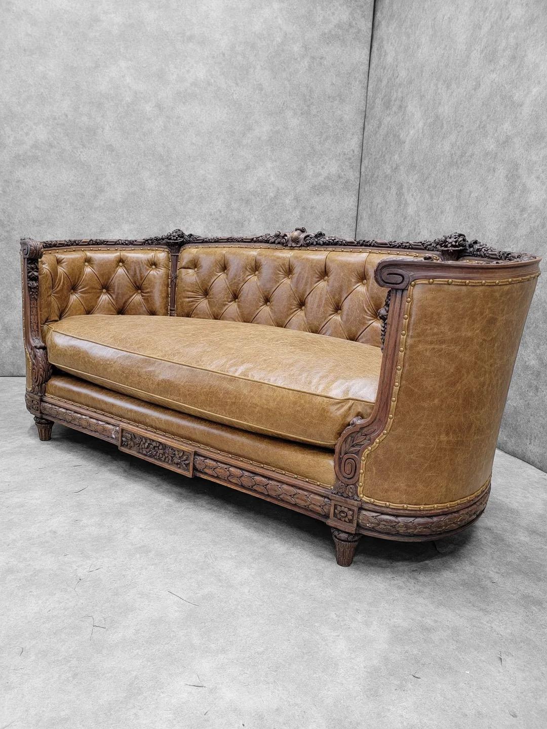 Antique canapé de style Régence française en acajou sculpté et incurvé retapissé en cuir en vente 1