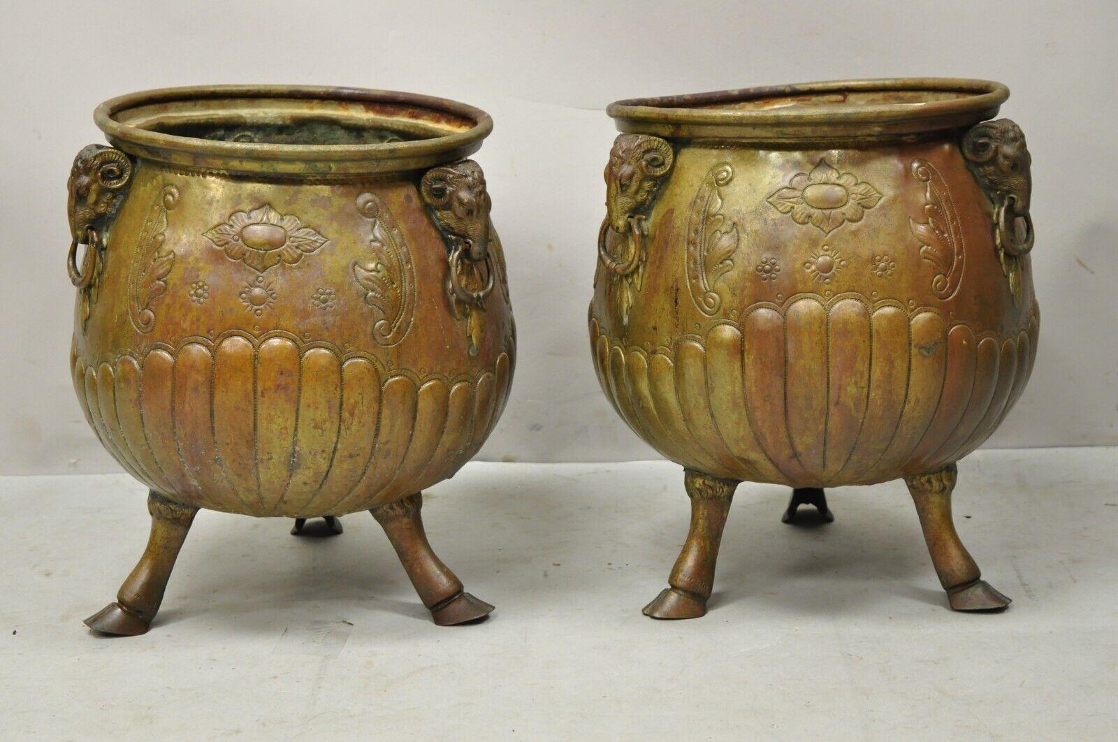 Antique French Regency Neoclassical Rams Head Copper Planter Pot - a Pair. L'articolo presenta piedi a zoccolo tripodi, teste di ariete con tiretti a goccia, corpi incisi, una coppia antica molto bella. Circa 19° secolo. Misure: 14,5