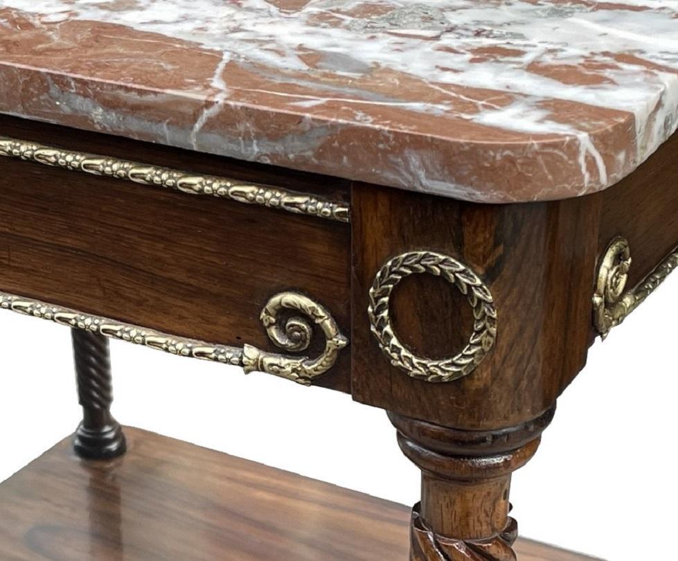 Français Ancienne console de style Régence française en bois de rose, montée sur marbre et dorée en vente