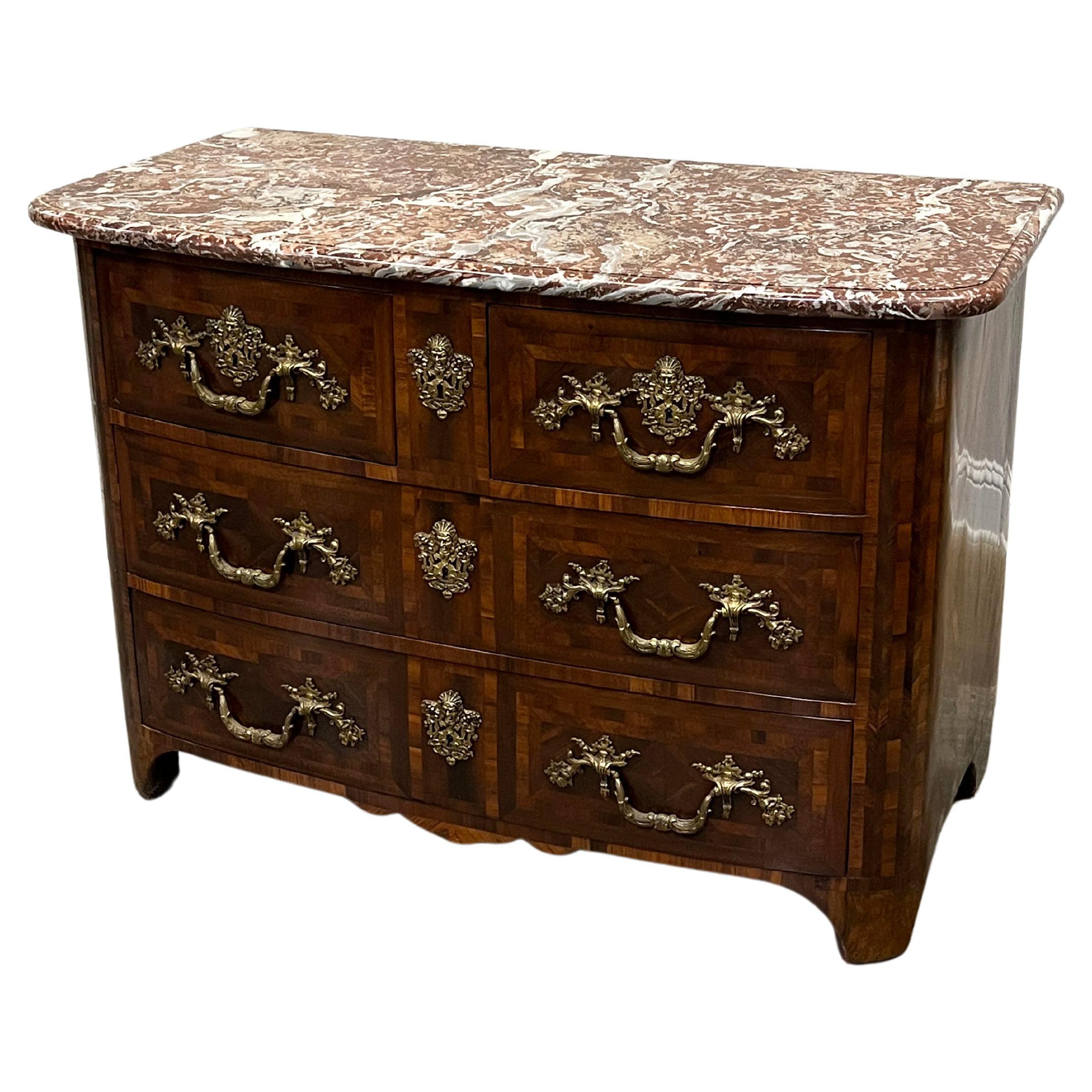 Ancienne commode française de style Régence avec plateau en marbre