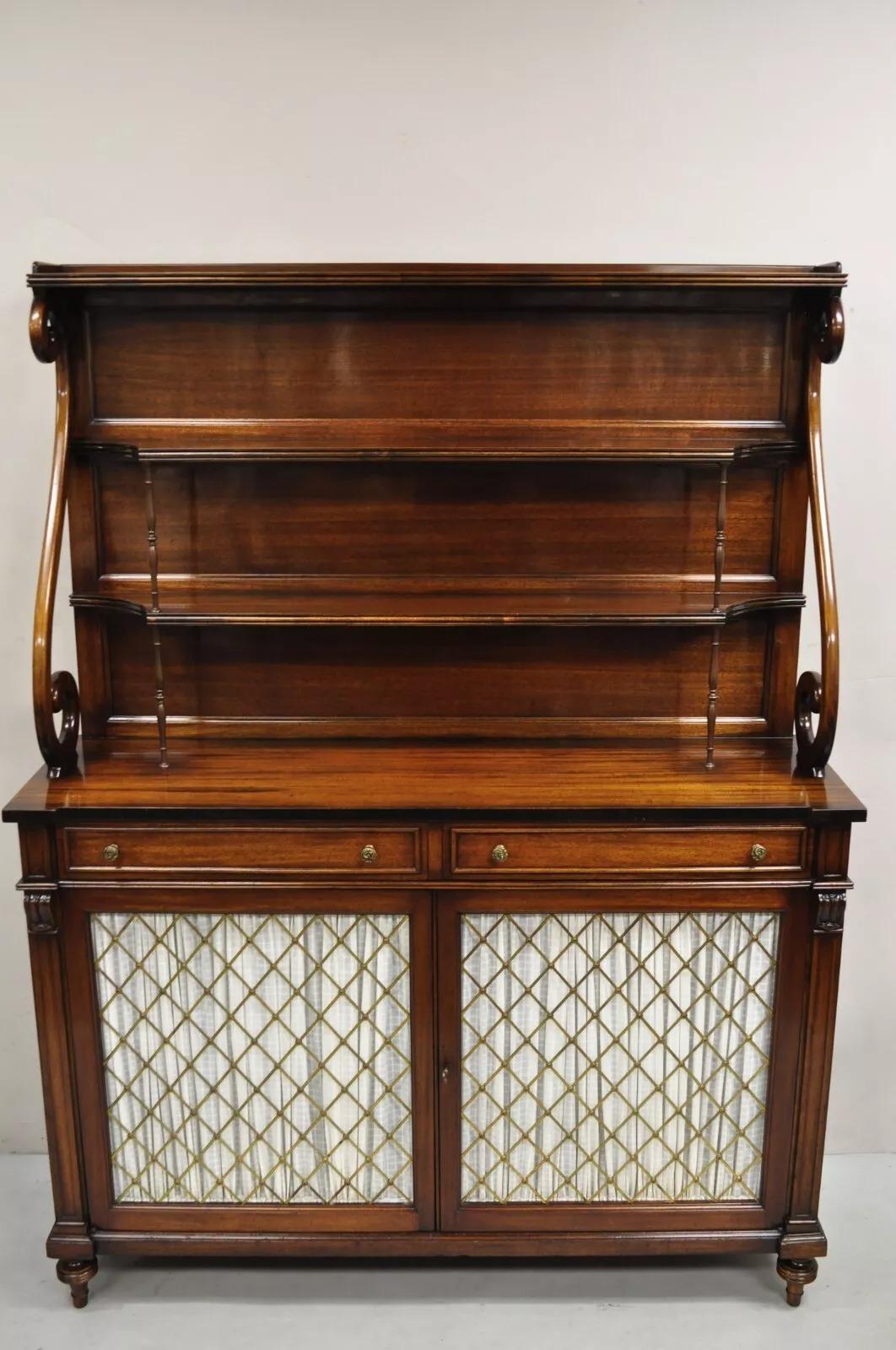 Antique French Regency Style Mahogany China Display Cabinet Buffet Sideboard. L'articolo è dotato di serratura e chiave funzionanti, due ante a battente con reticolo in ottone, due cassetti, ripiani superiori e bellissime venature del legno. Circa