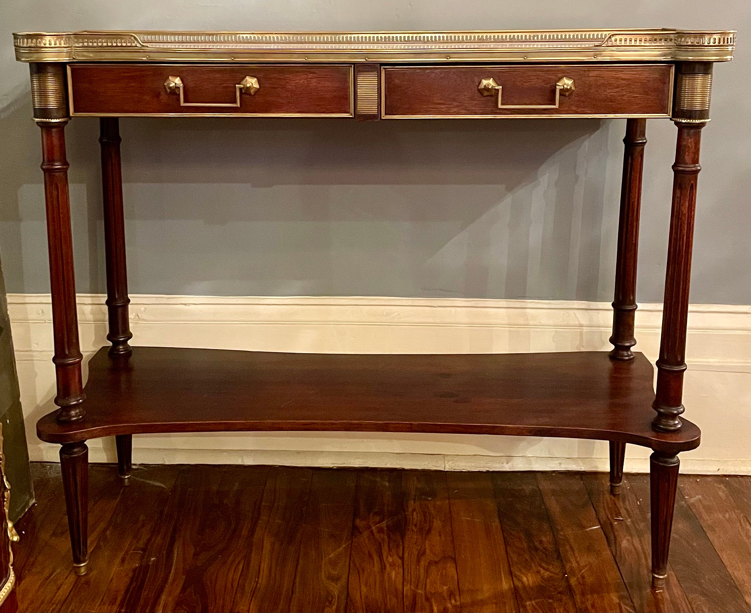 Antico tavolo stretto in mogano in stile Reggenza francese con piano in marmo, 1920-1930 circa.