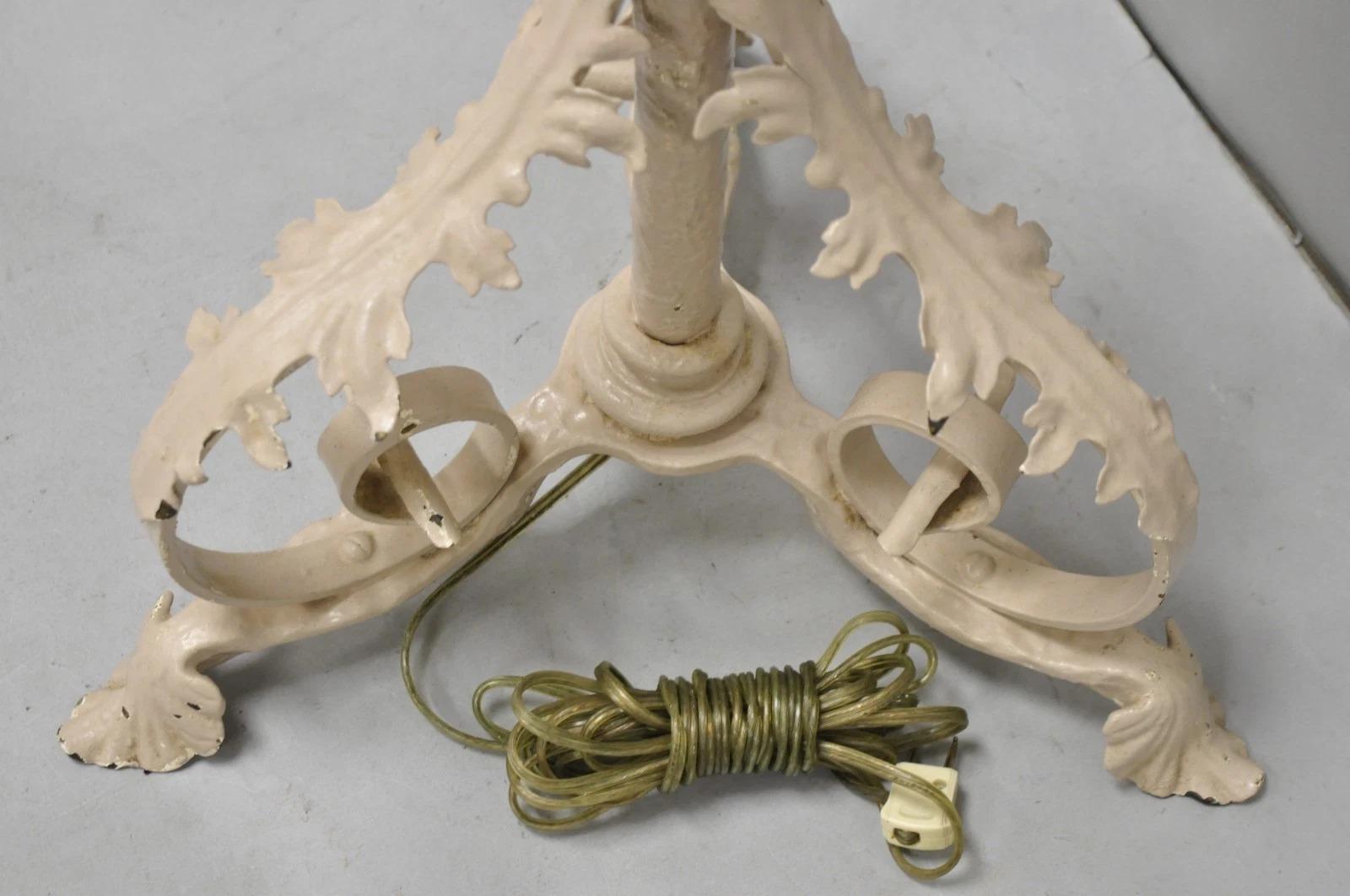 Antique Renaissance française Art Nouveau Lampadaire lanterne à mât floral en fer en vente 4