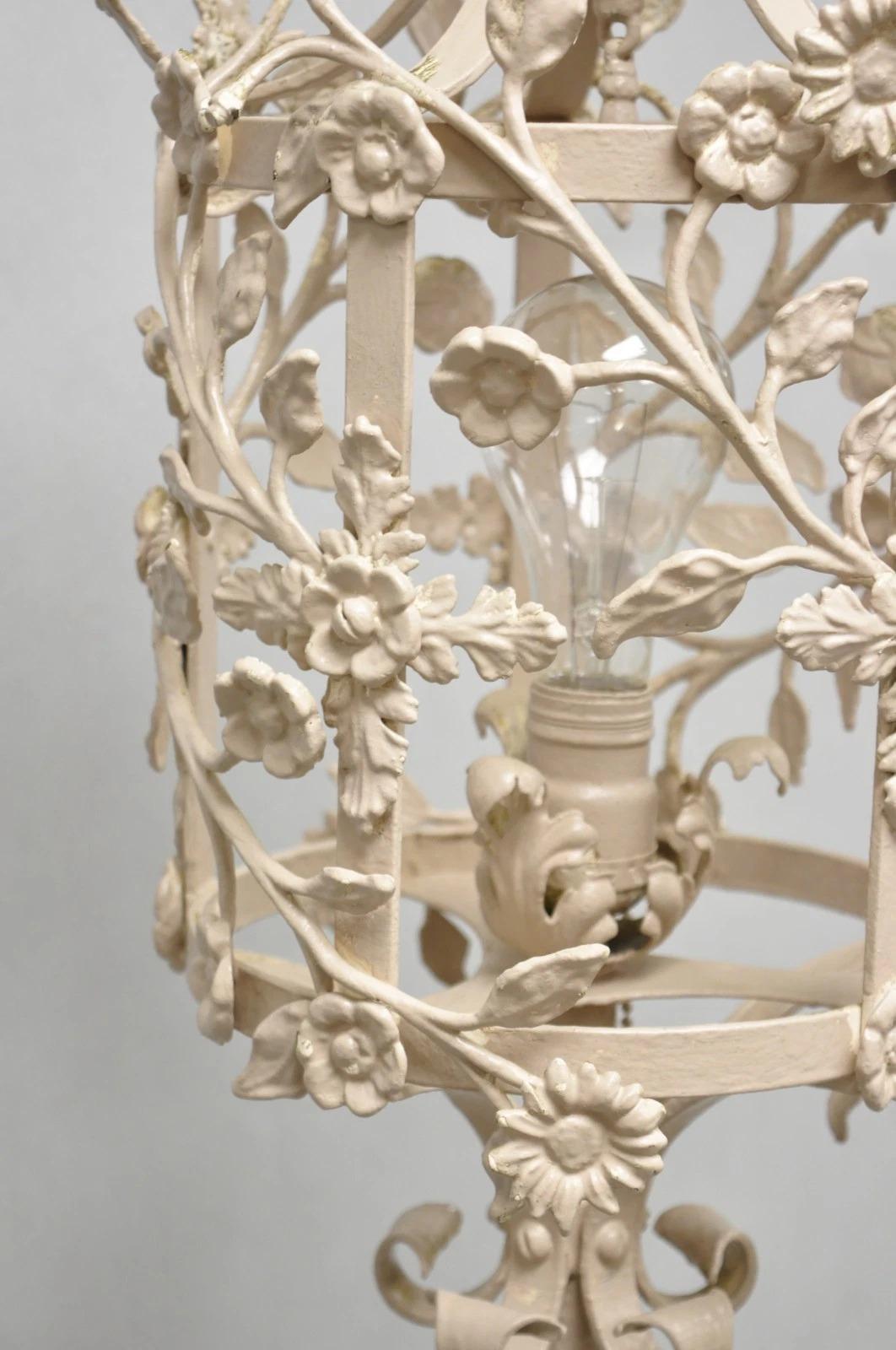 Antique Renaissance française Art Nouveau Lampadaire lanterne à mât floral en fer en vente 6