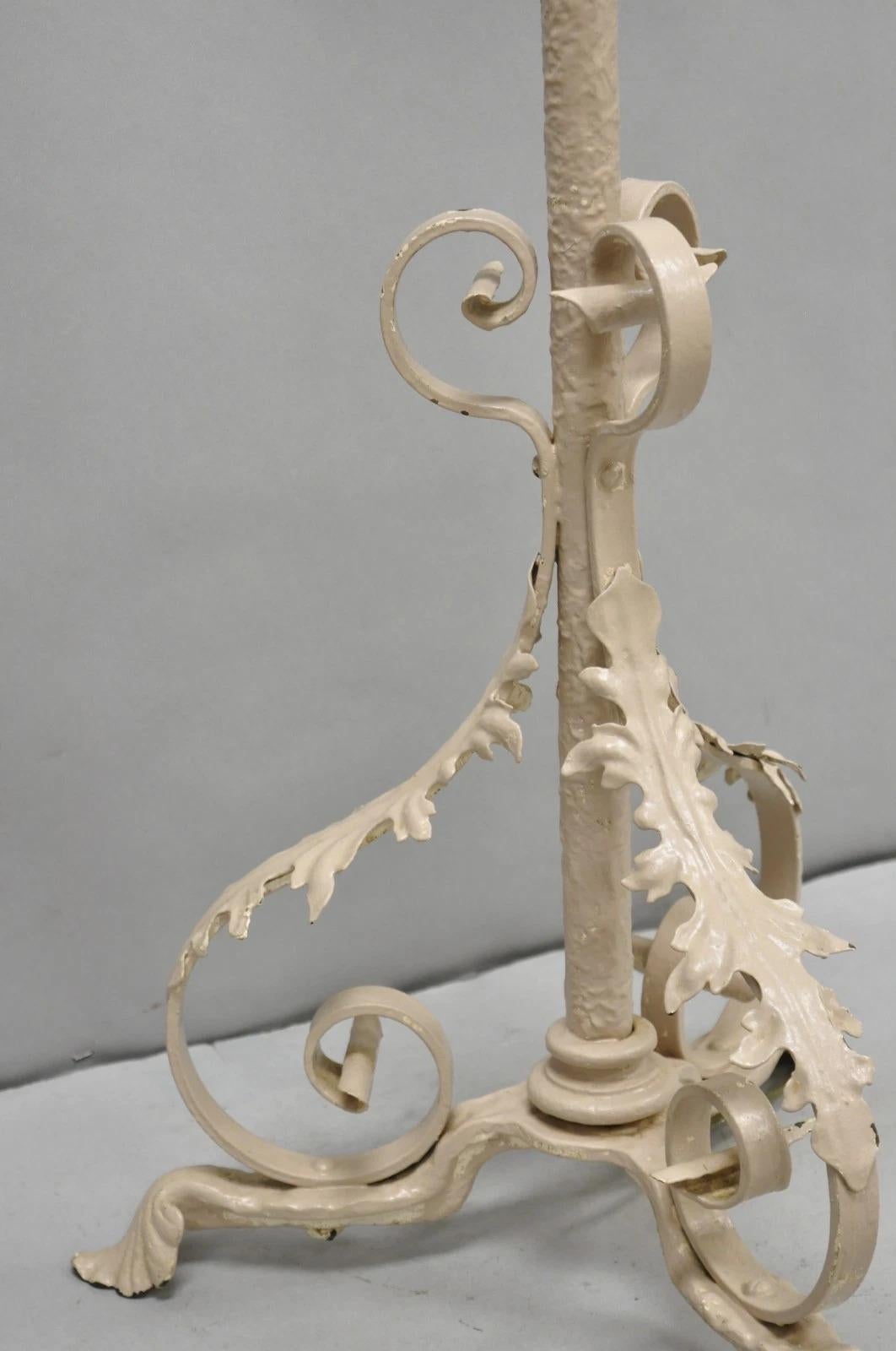 Antique Renaissance française Art Nouveau Lampadaire lanterne à mât floral en fer en vente 7