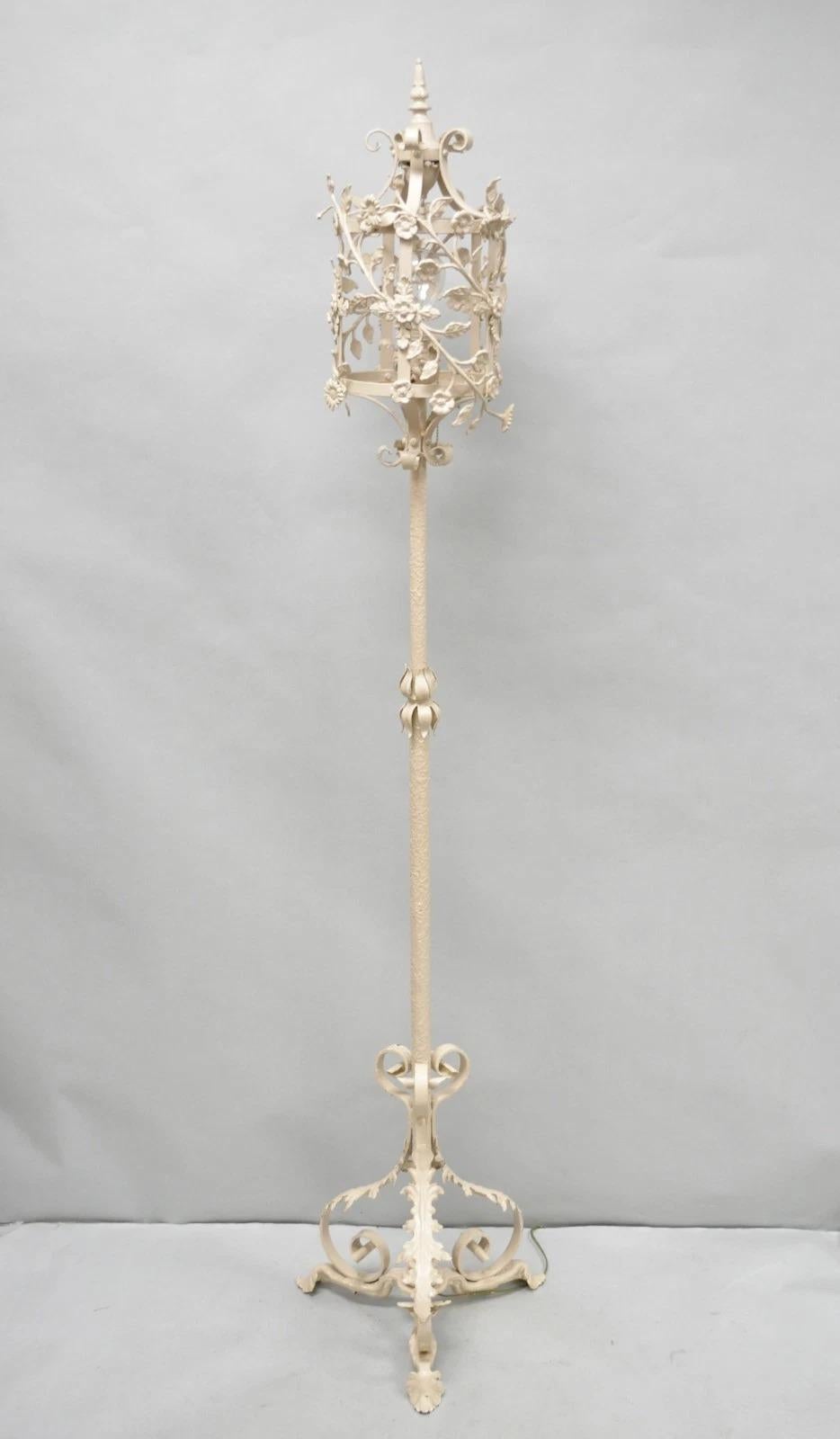 Antique Renaissance française Art Nouveau Lampadaire lanterne à mât floral en fer en vente 8