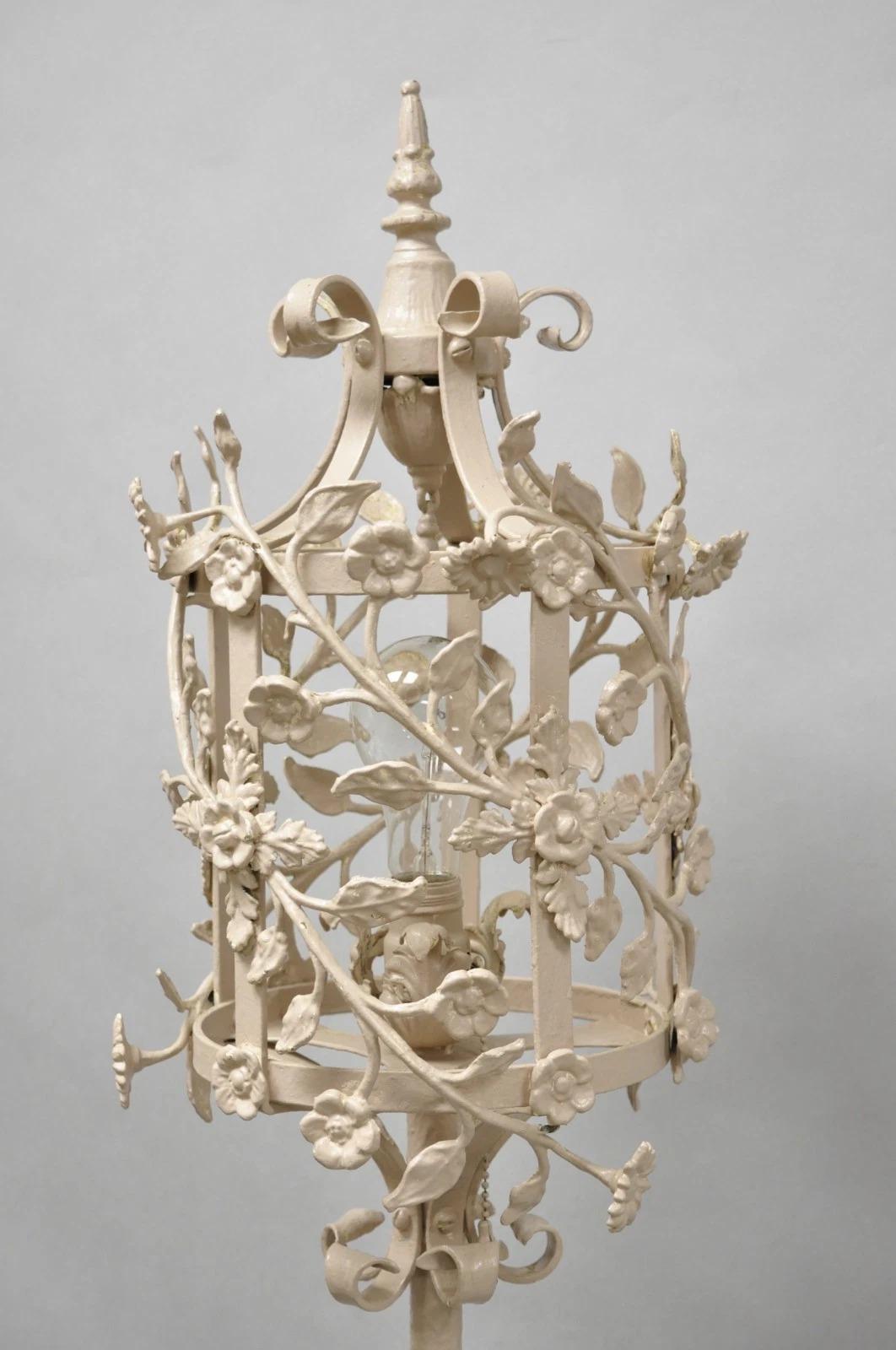 Antique Renaissance française Art Nouveau Lampadaire lanterne à mât floral en fer en vente 9