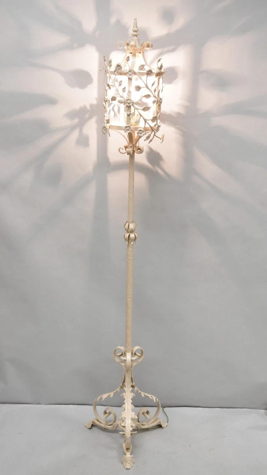 Veuillez nous envoyer un message avec votre code postal pour demander un devis plus raisonnable pour les frais d'expédition aux États-Unis.

Lampadaire antique Renaissance française Art Nouveau en fer Lanterne florale feuillue Lampadaire gothique