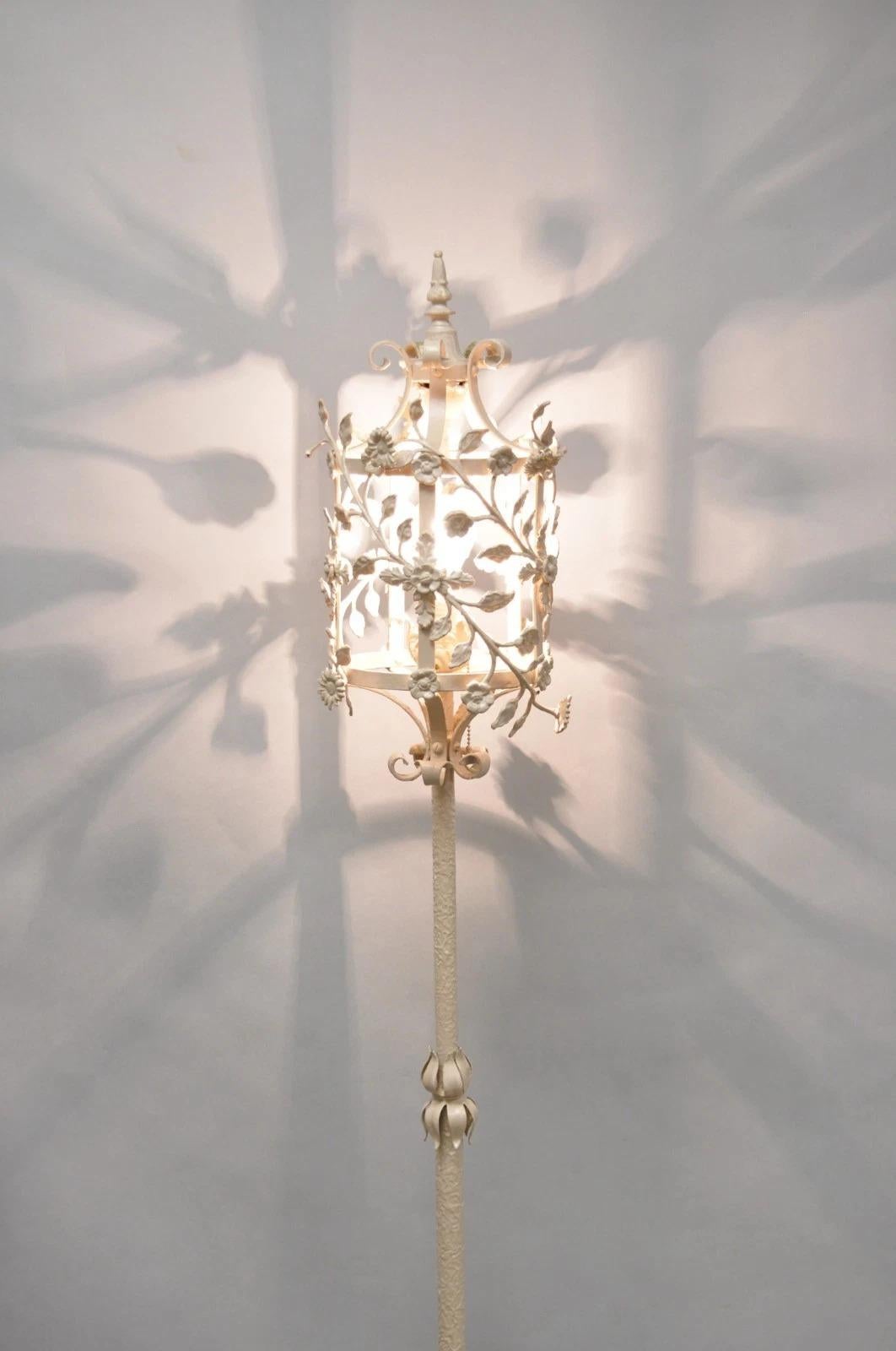 Gothique Antique Renaissance française Art Nouveau Lampadaire lanterne à mât floral en fer en vente