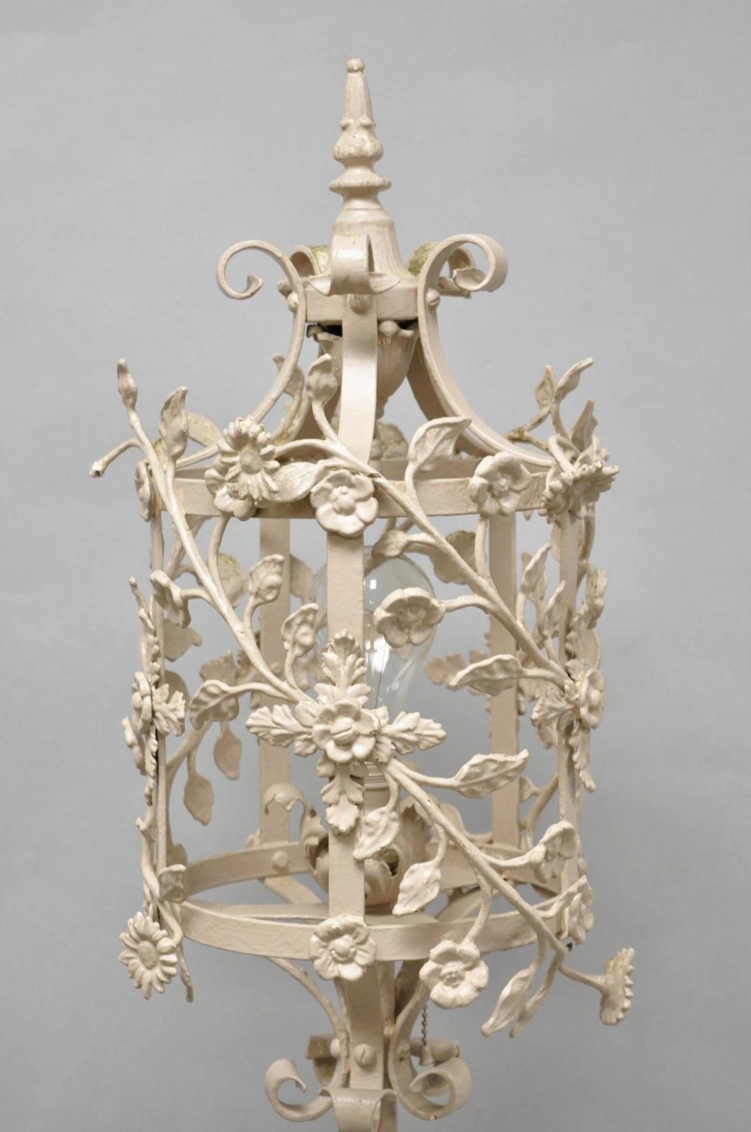 Antique Renaissance française Art Nouveau Lampadaire lanterne à mât floral en fer Bon état - En vente à Philadelphia, PA