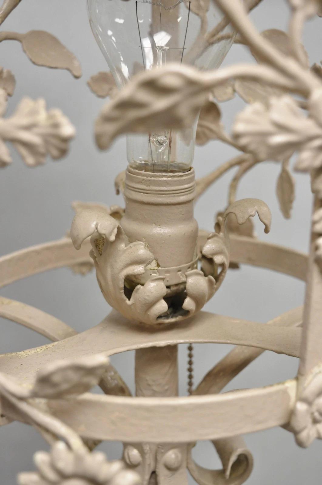 Fer forgé Antique Renaissance française Art Nouveau Lampadaire lanterne à mât floral en fer en vente