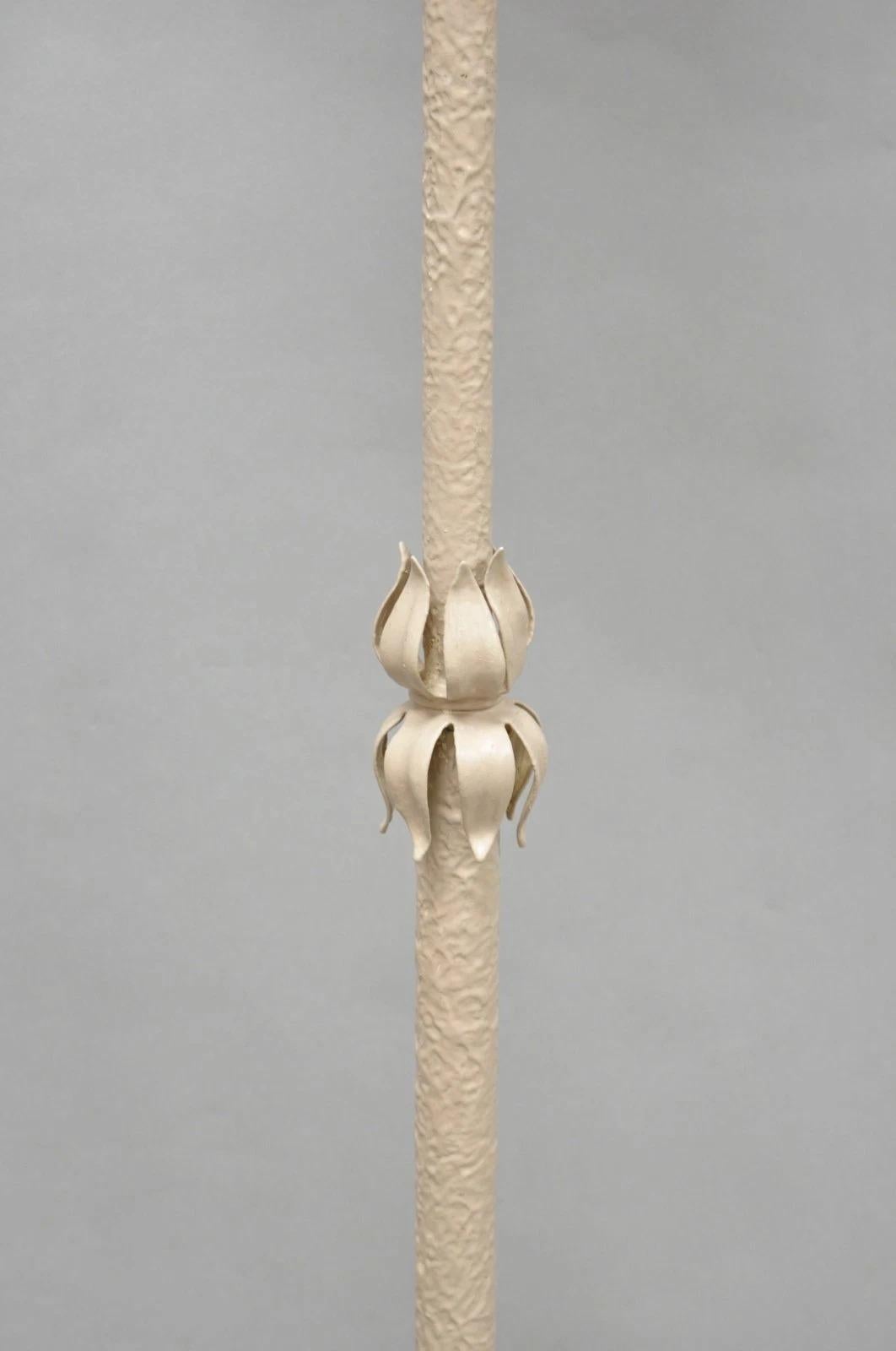 Antique Renaissance française Art Nouveau Lampadaire lanterne à mât floral en fer en vente 1