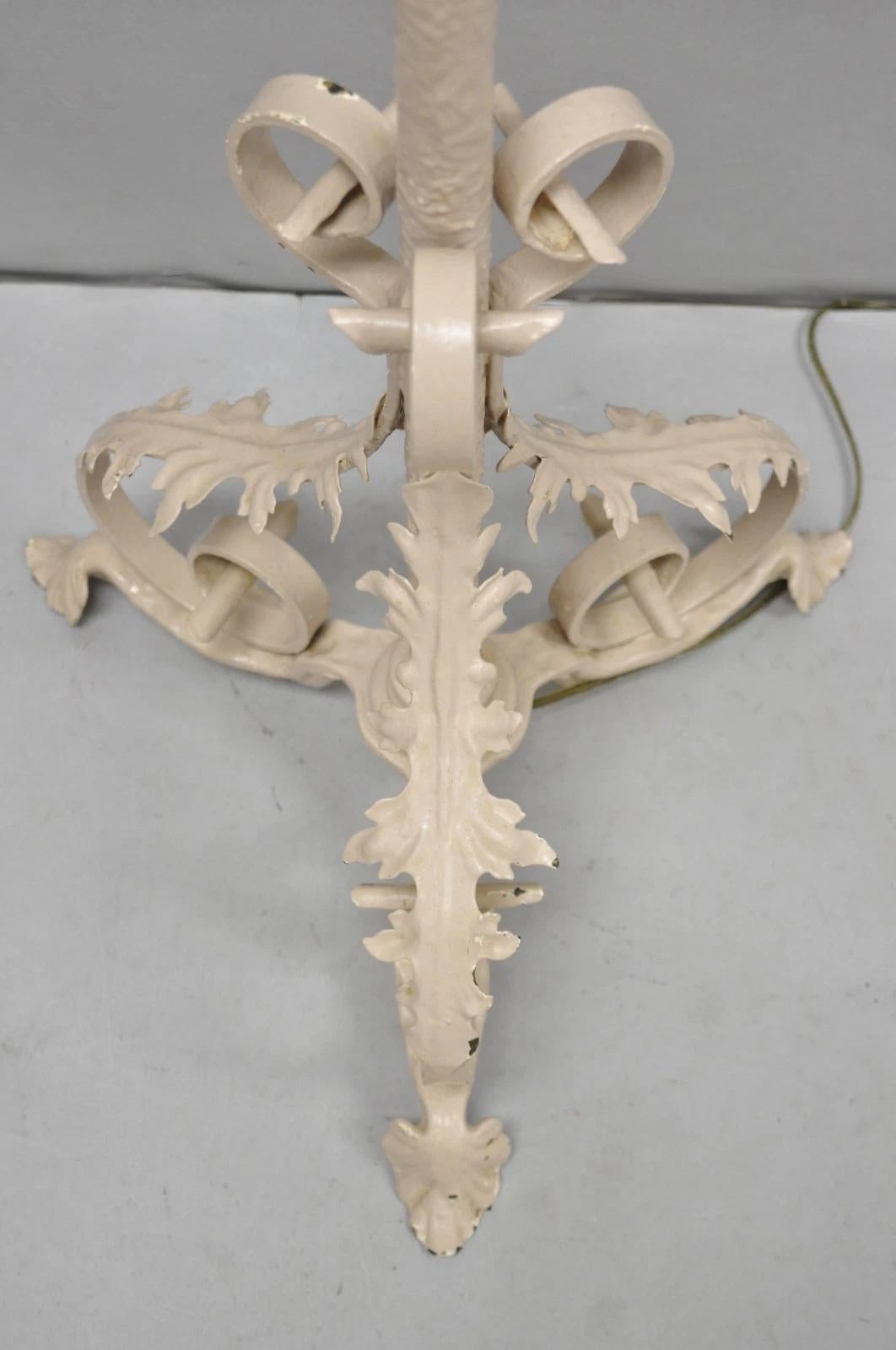 Antique Renaissance française Art Nouveau Lampadaire lanterne à mât floral en fer en vente 2