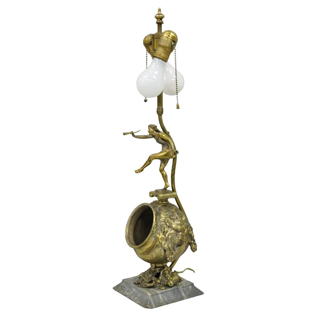 Antique French Renaissance Bronze Figural Game Hunting Lion Schreibtischlampe