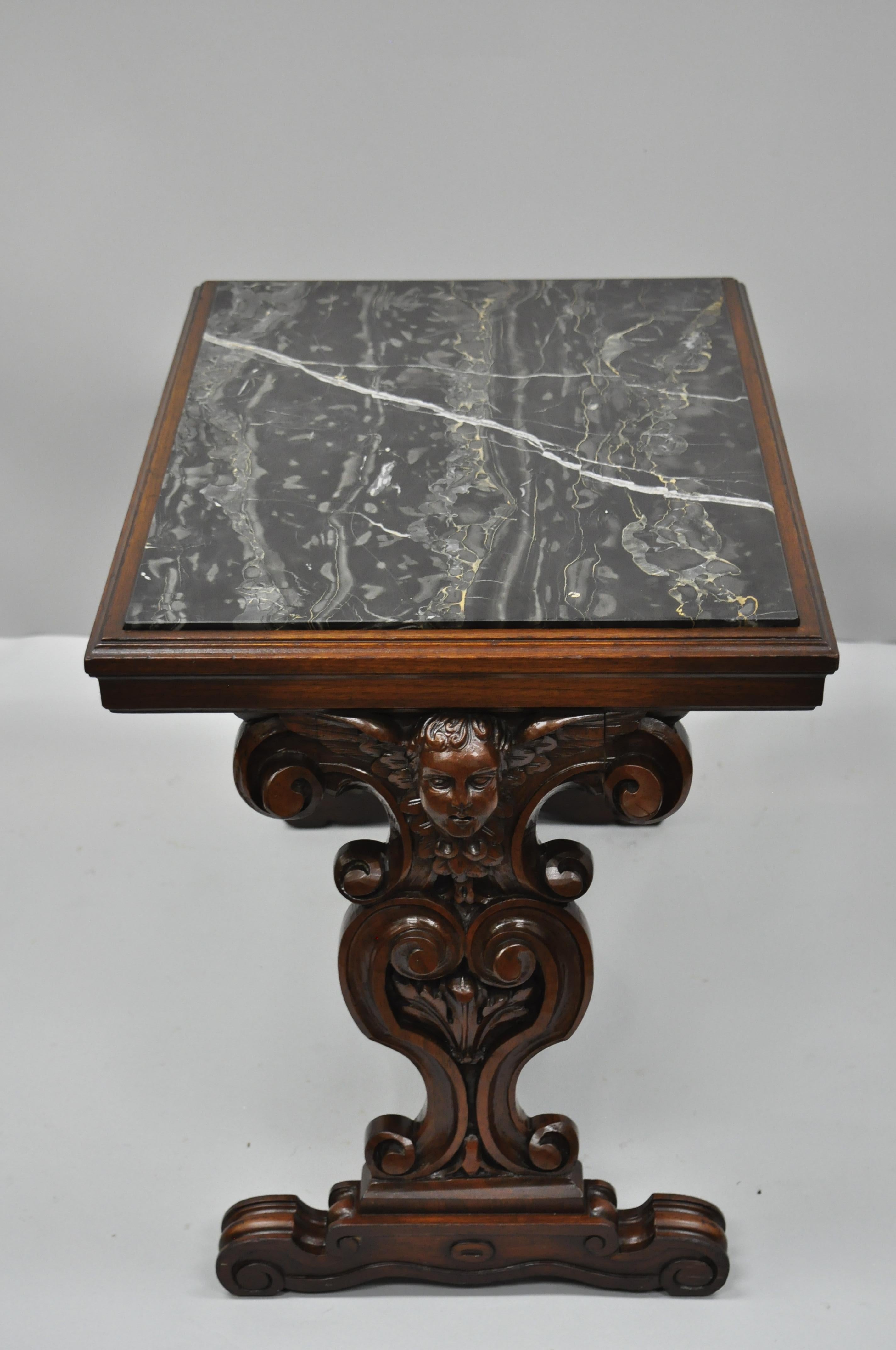 Français Ancienne table d'appoint en noyer et marbre, sculptée d'un angelot et d'un chérubin, datant de la French Renaissance en vente