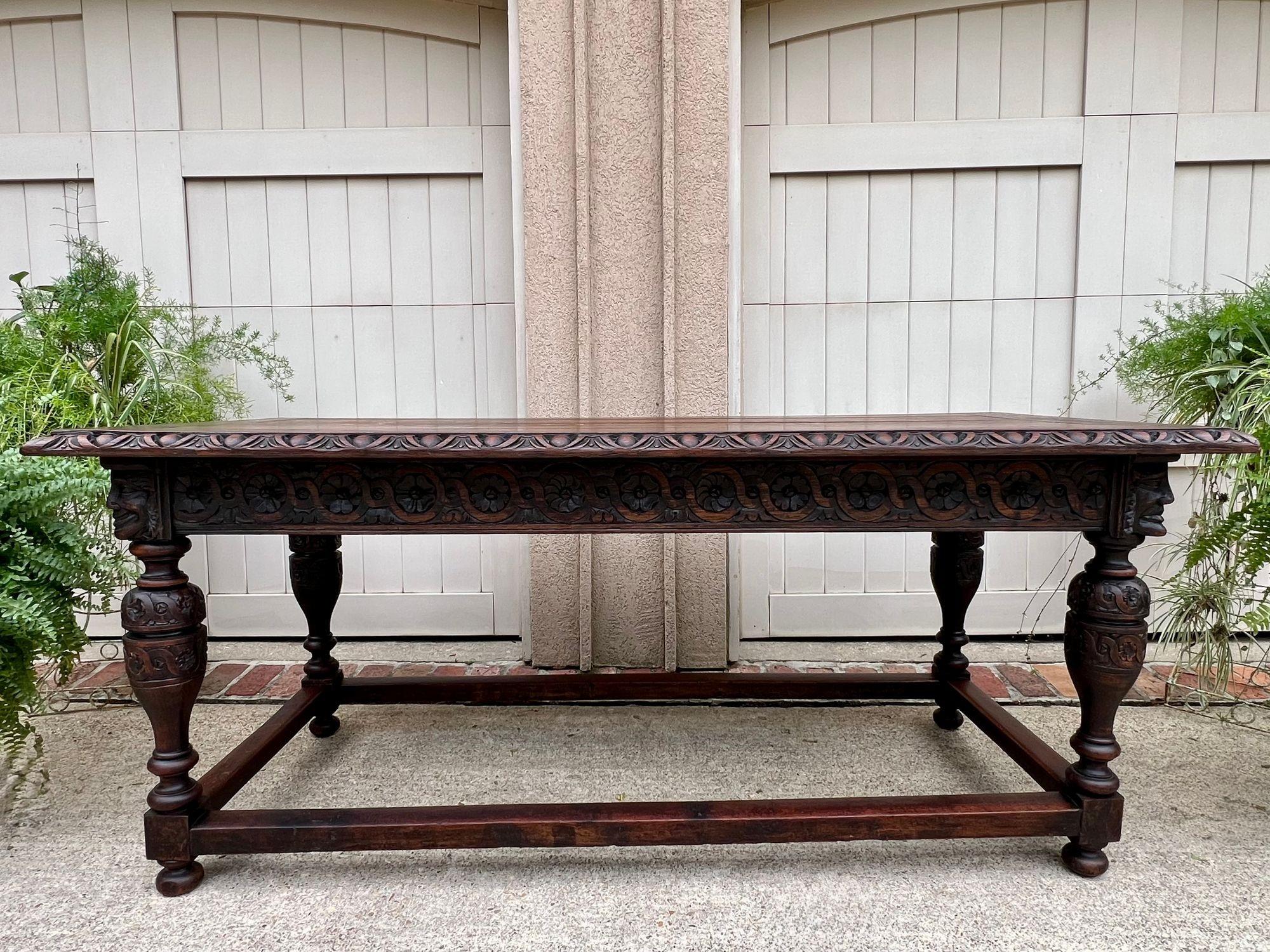 Ancienne table de bibliothèque en chêne sculpté de la Renaissance française Table console îlot c1880 .
 
En provenance directe de France, une table majestueuse et magnifiquement sculptée, d'une longueur de plus de 2,5 mètres et d'un style et d'un