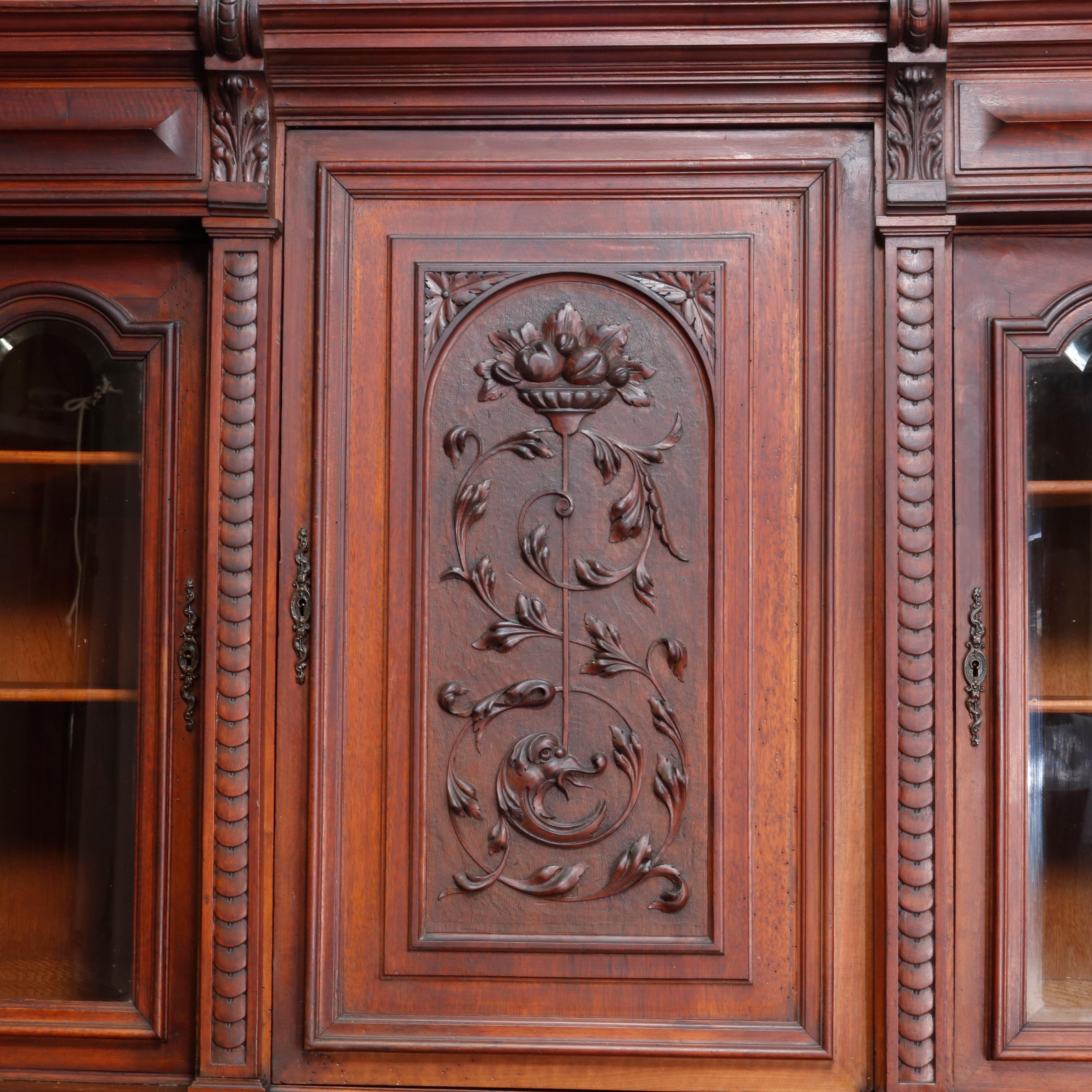 Armoire de cour française ancienne de la Renaissance en noyer sculpté, 19ème siècle Bon état - En vente à Big Flats, NY