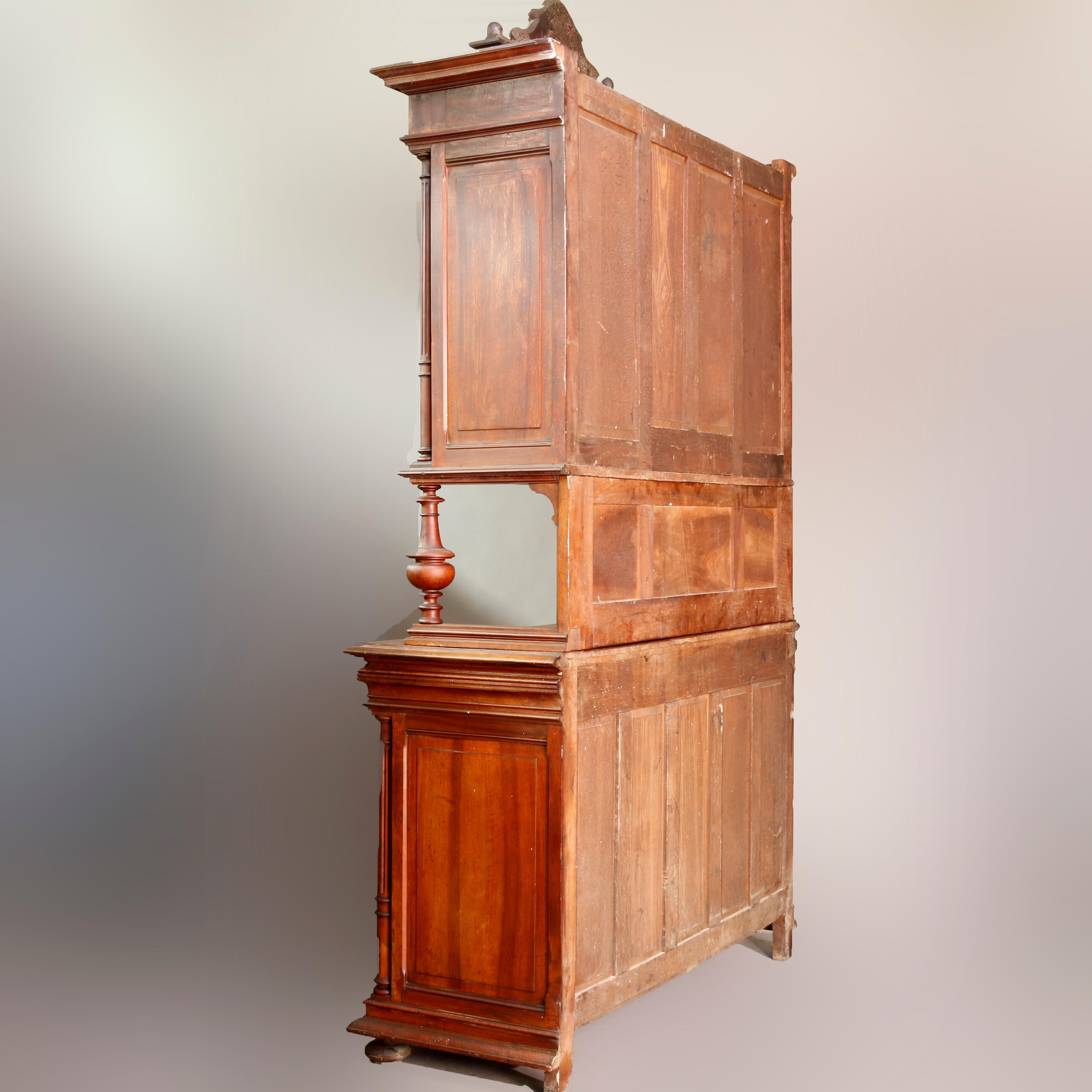 Noyer Armoire de cour française ancienne de la Renaissance en noyer sculpté, 19ème siècle en vente