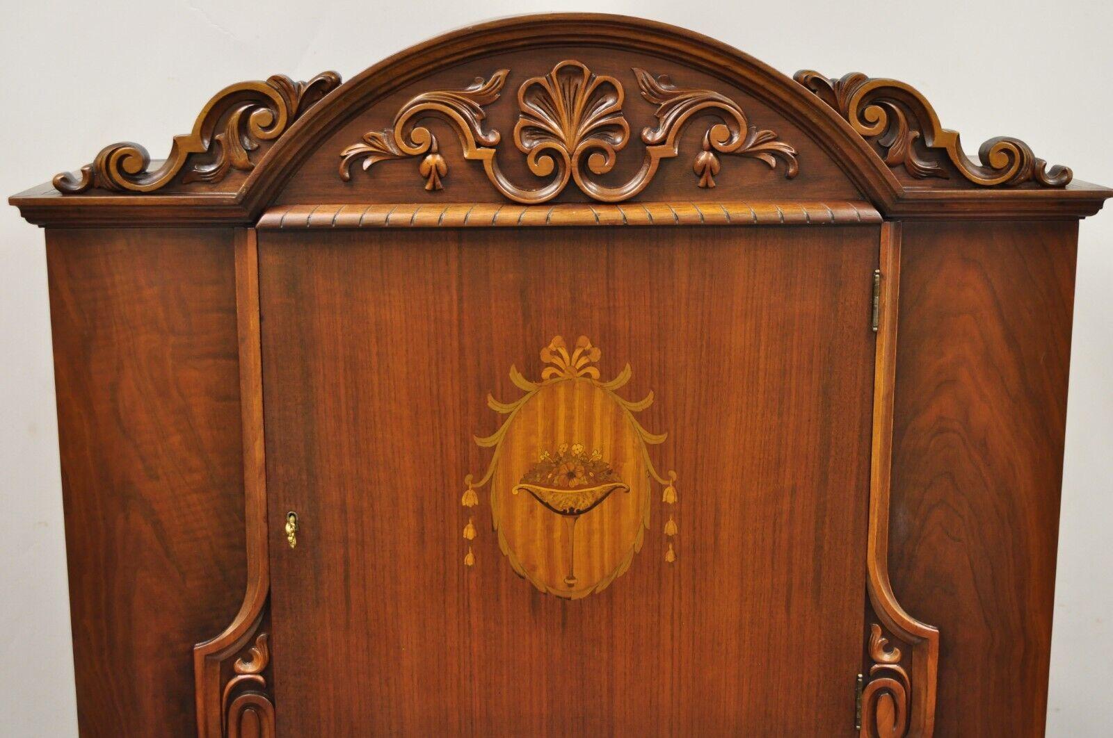 20ième siècle Ancien cabinet de chinois à porte aveugle en noyer sculpté, incrustation florale, de style French Renaissance en vente