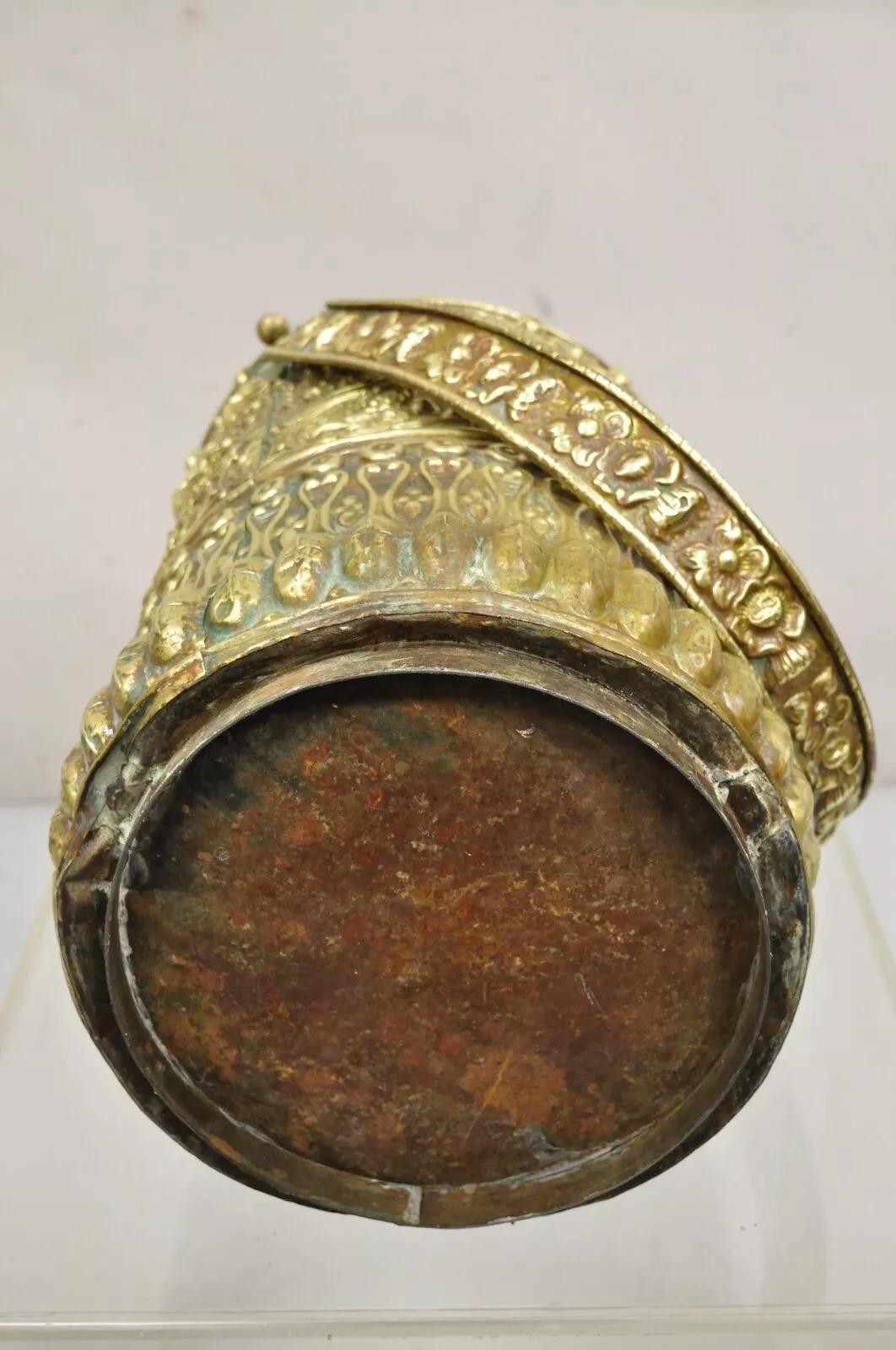 Antique French Renaissance Figural Brass Repousse Cubo de carbón para chimenea en venta 3