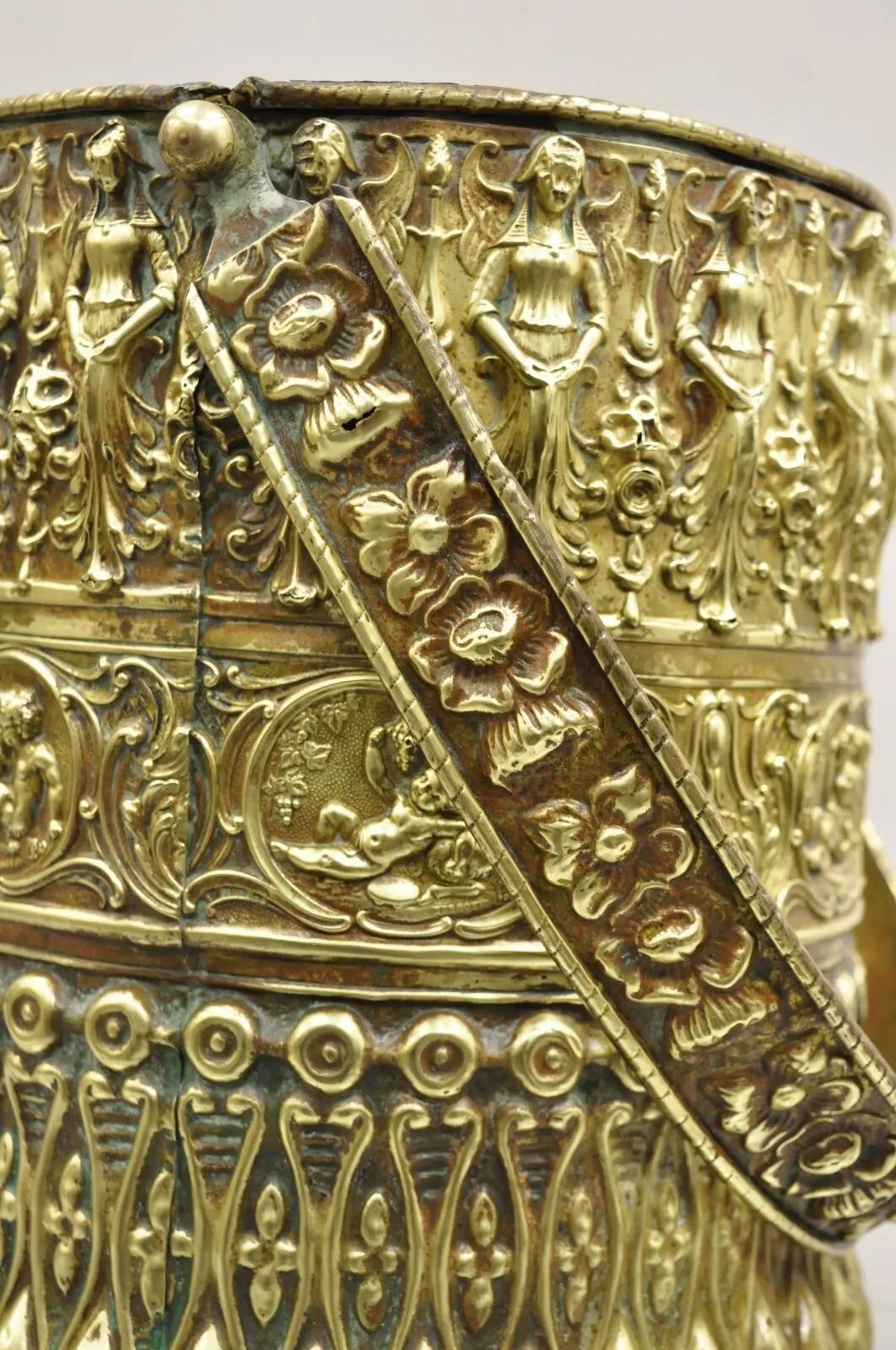 Antique French Renaissance Figural Brass Repousse Cubo de carbón para chimenea en venta 4