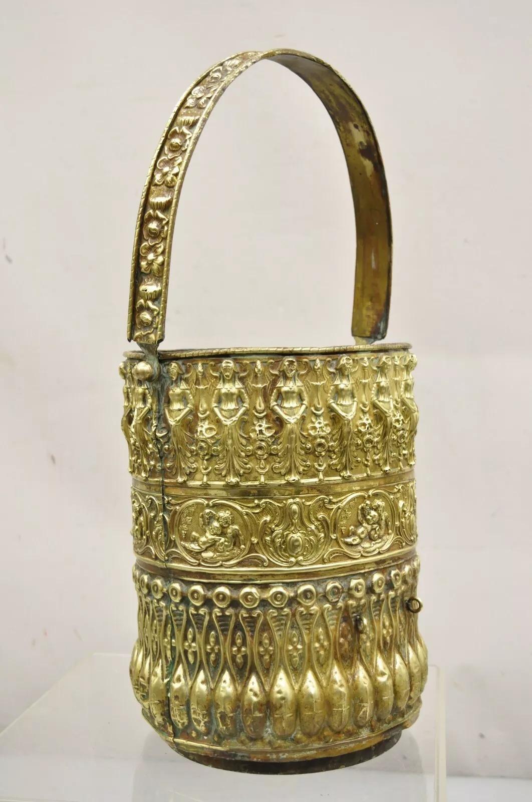 Antique French Renaissance Figural Brass Repousse Cubo de carbón para chimenea en venta 5