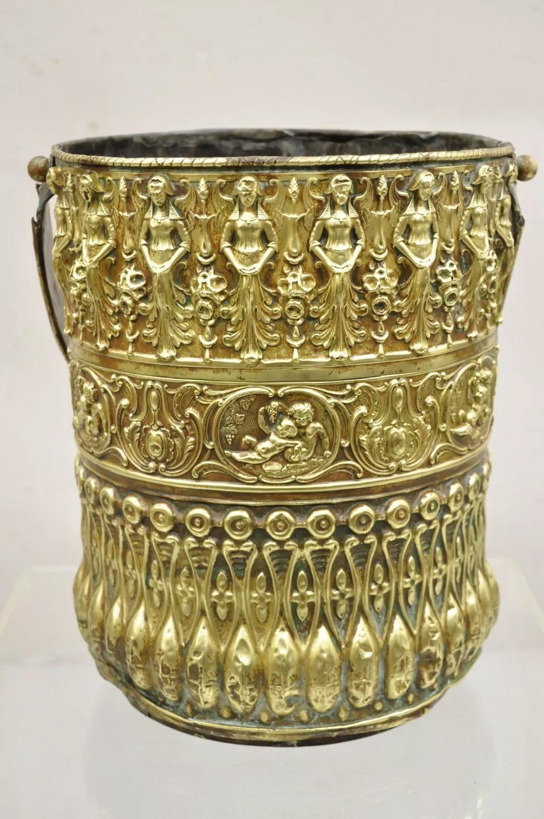 Antique French Renaissance Figural Brass Repousse Cubo de carbón para chimenea en venta 6