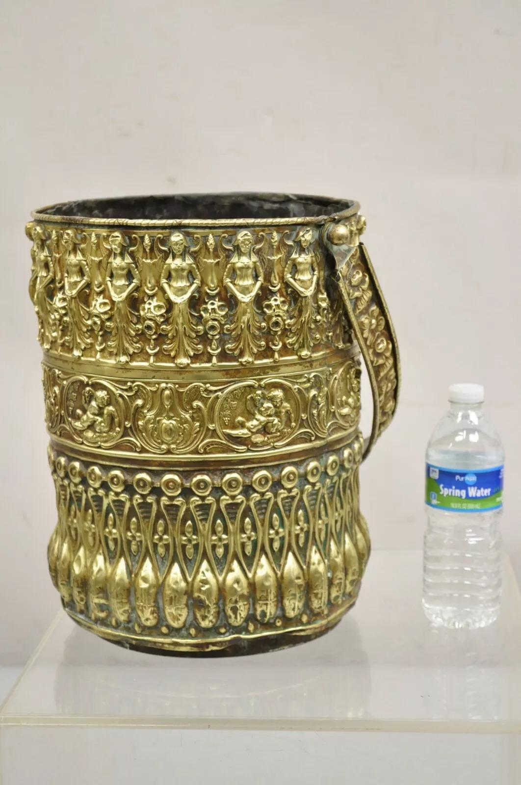 Antique French Renaissance Figural Brass Repousse Cubo de carbón para chimenea. Principios del siglo XIX. Medidas: 13,5