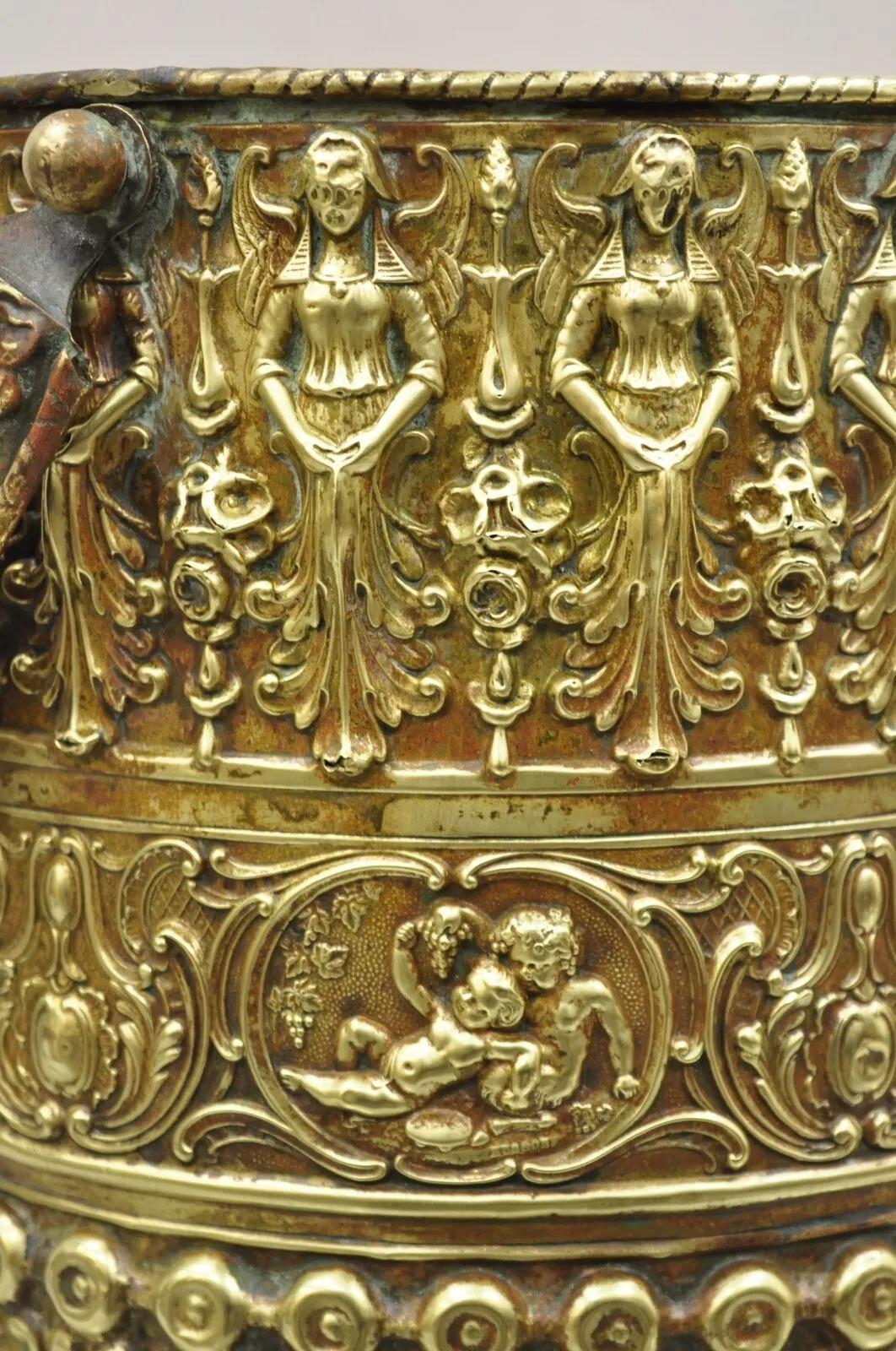 Antique French Renaissance Figural Brass Repousse Cubo de carbón para chimenea Renacimiento en venta