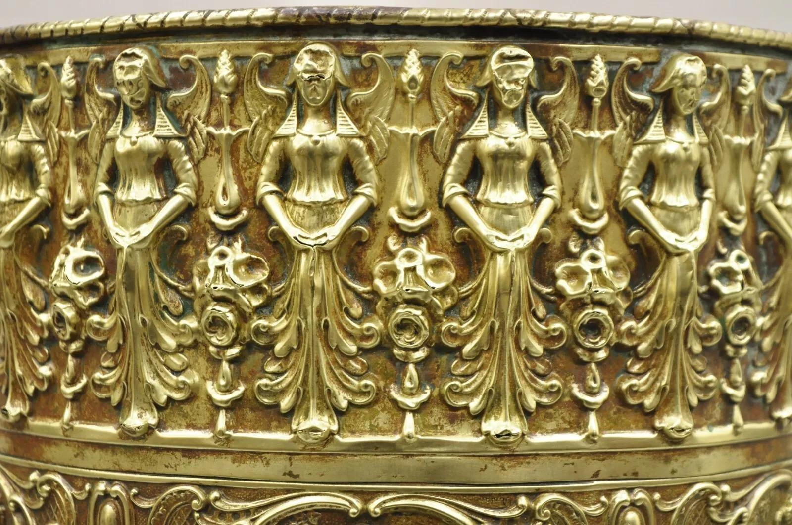 Antique French Renaissance Figural Brass Repousse Cubo de carbón para chimenea Desconocido en venta
