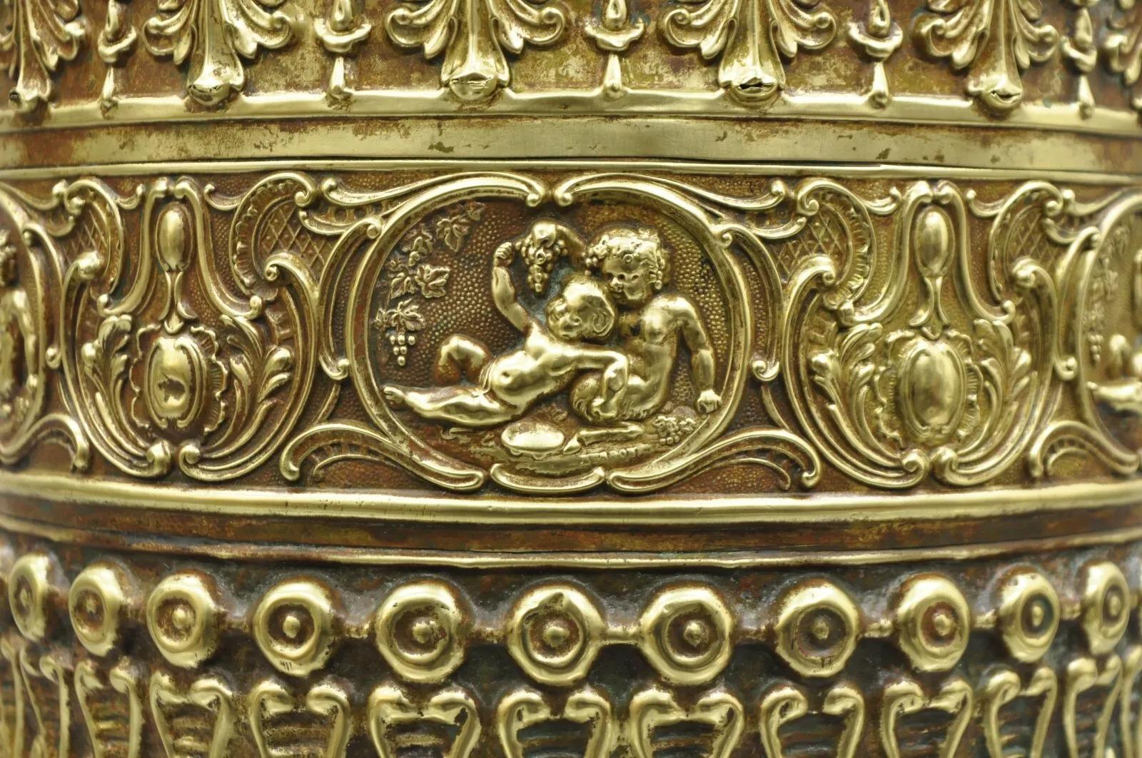 Antique French Renaissance Figural Brass Repousse Cubo de carbón para chimenea en Bueno estado para la venta en Philadelphia, PA