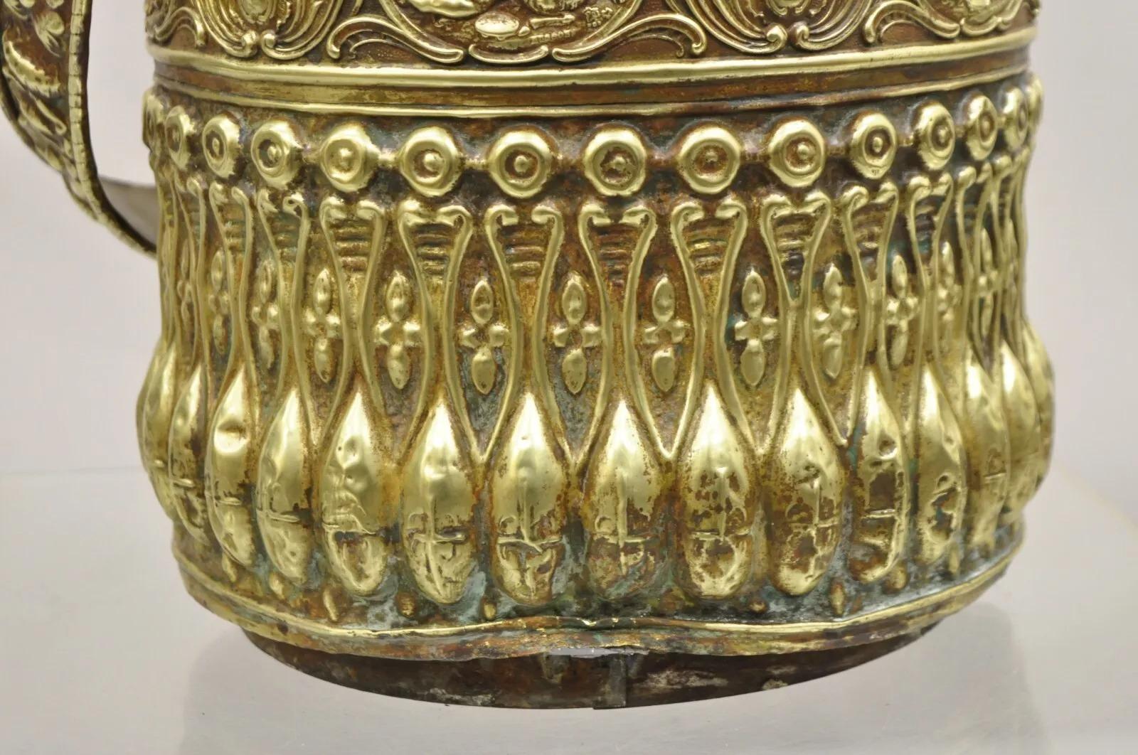 Antique French Renaissance Figural Brass Repousse Cubo de carbón para chimenea siglo XIX en venta