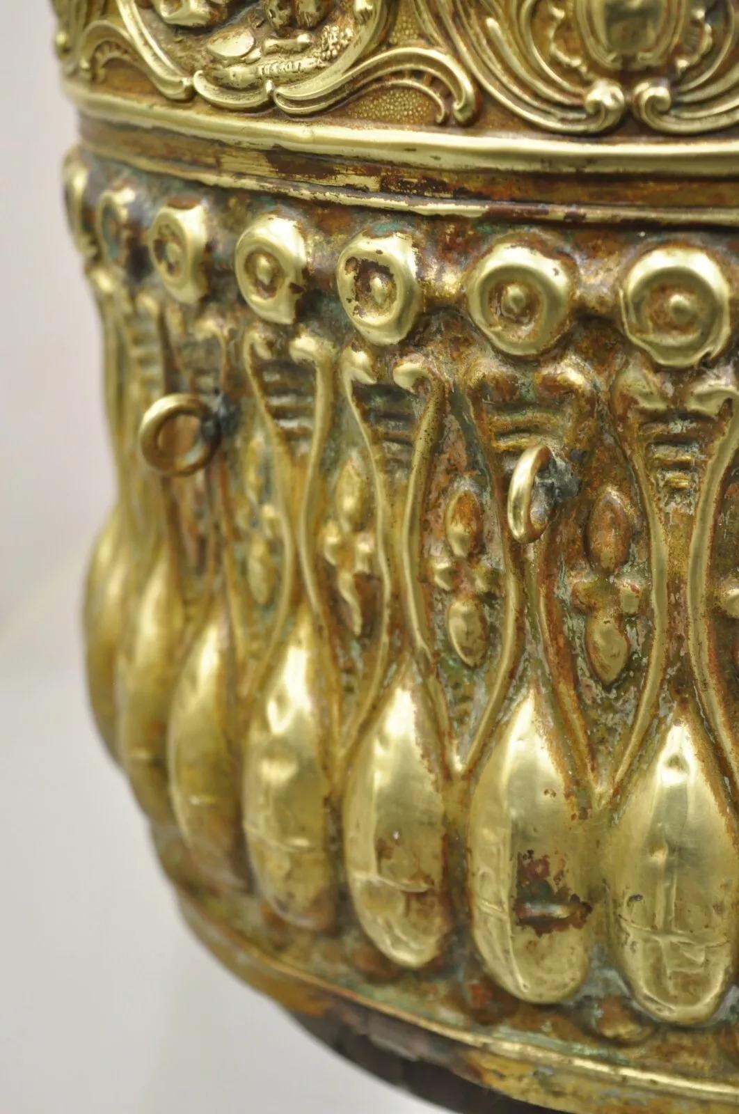 Antique French Renaissance Figural Brass Repousse Cubo de carbón para chimenea Latón en venta