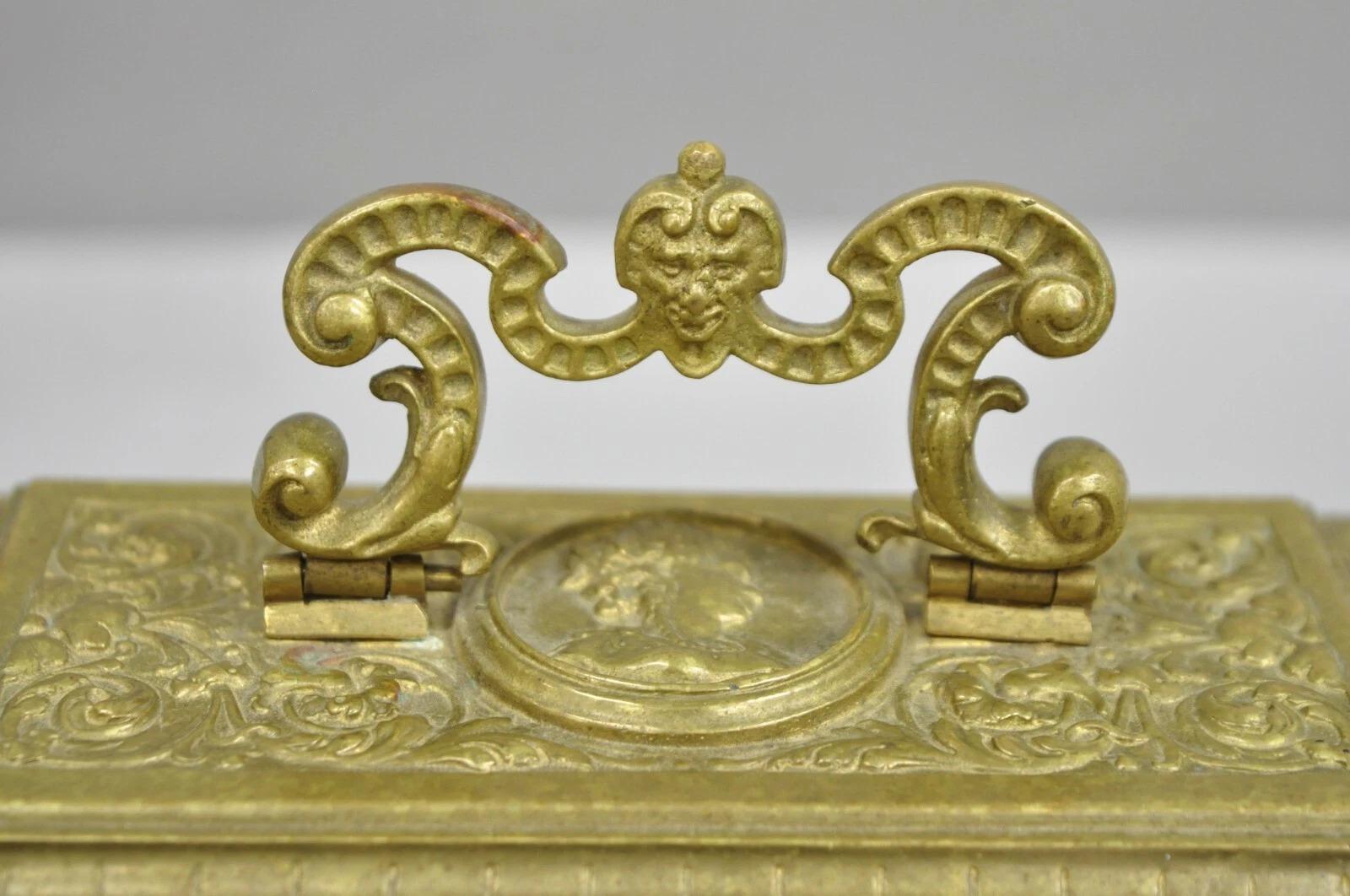 Antique French Renaissance Figural Bronce Cofre Joyero con Querubines en venta 5