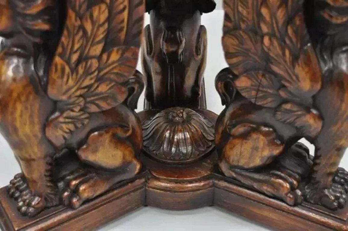 Antiquité French Renaissance Table d'appoint en noyer Figural Sphinx ailé en résine en vente 4
