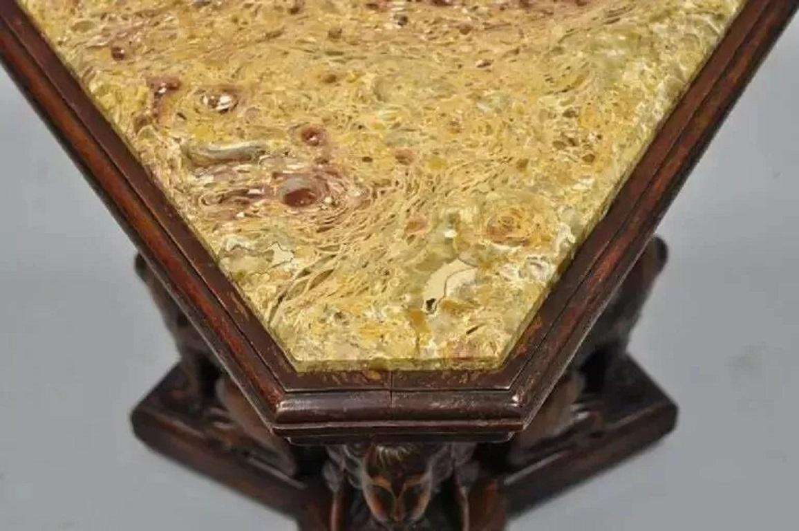 Antiquité French Renaissance Table d'appoint en noyer Figural Sphinx ailé en résine en vente 5