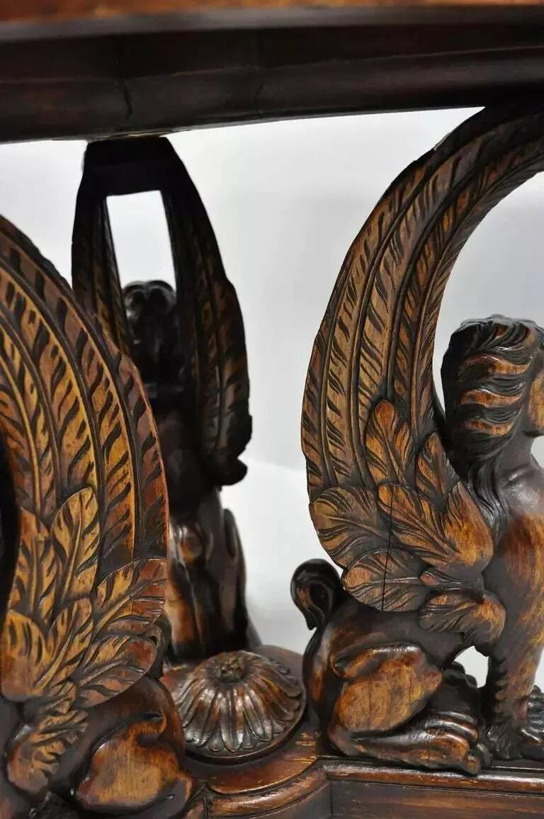Antiquité French Renaissance Table d'appoint en noyer Figural Sphinx ailé en résine en vente 6