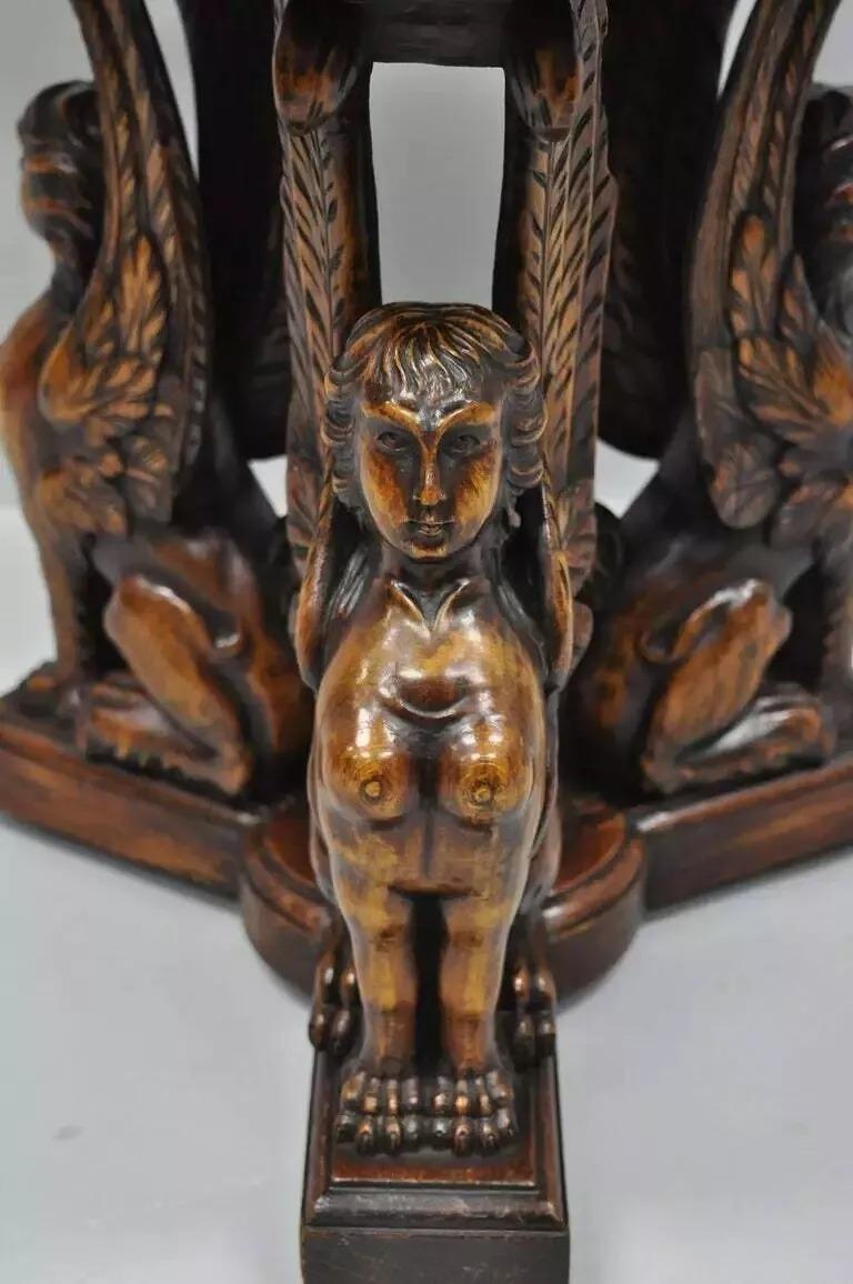 Antiquité French Renaissance Table d'appoint en noyer Figural Sphinx ailé en résine Bon état - En vente à Philadelphia, PA