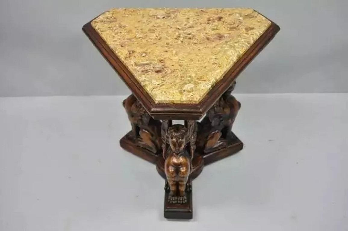 20ième siècle Antiquité French Renaissance Table d'appoint en noyer Figural Sphinx ailé en résine en vente