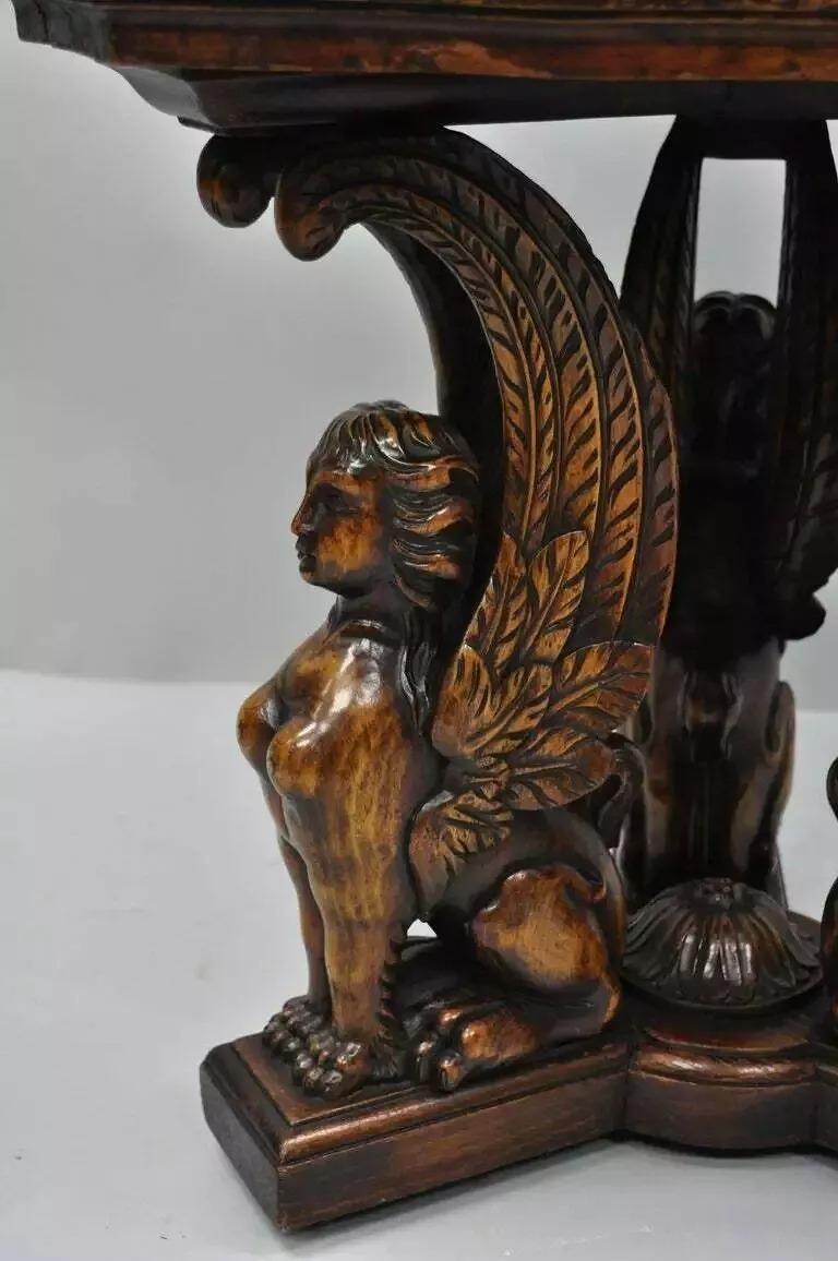 Antiquité French Renaissance Table d'appoint en noyer Figural Sphinx ailé en résine en vente 1
