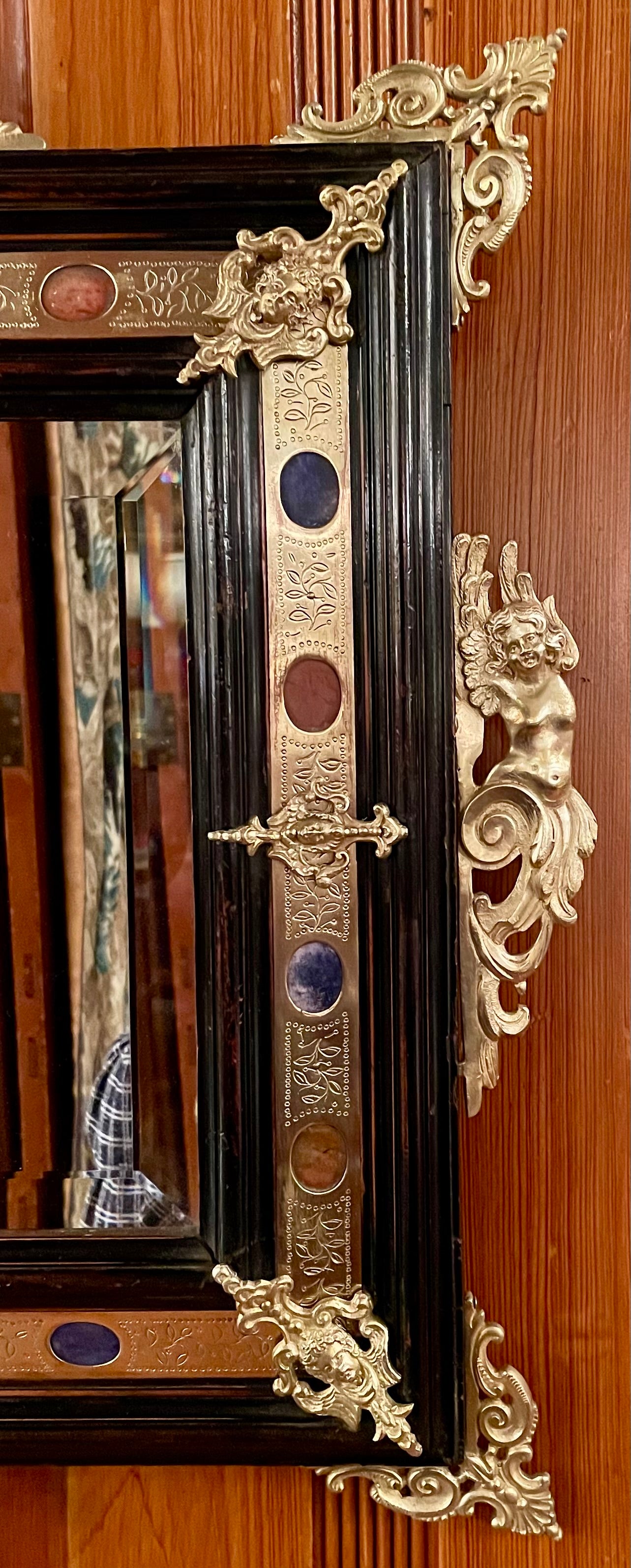 Antique Mirror francese rinascimentale in bronzo dorato e legno ebanizzato intarsiato con varie pietre colorate, 1890 circa.