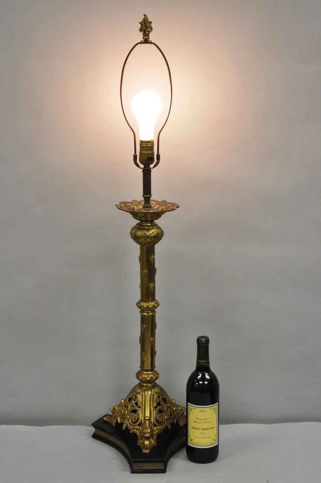 Ancienne lampe de table à colonne en laiton sur base en bois, de style Renaissance gothique. Circa Early 20th Century. Dimensions : 40