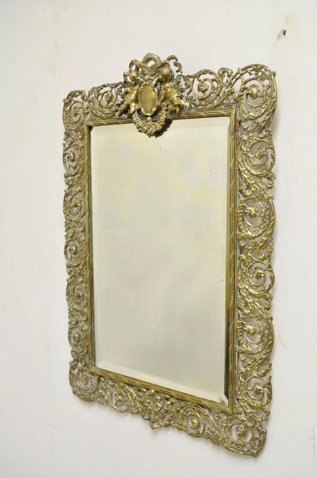 Antique French Renaissance Louis XV Bronce Dorado Figural Querubines Espejo Biselado en venta 5